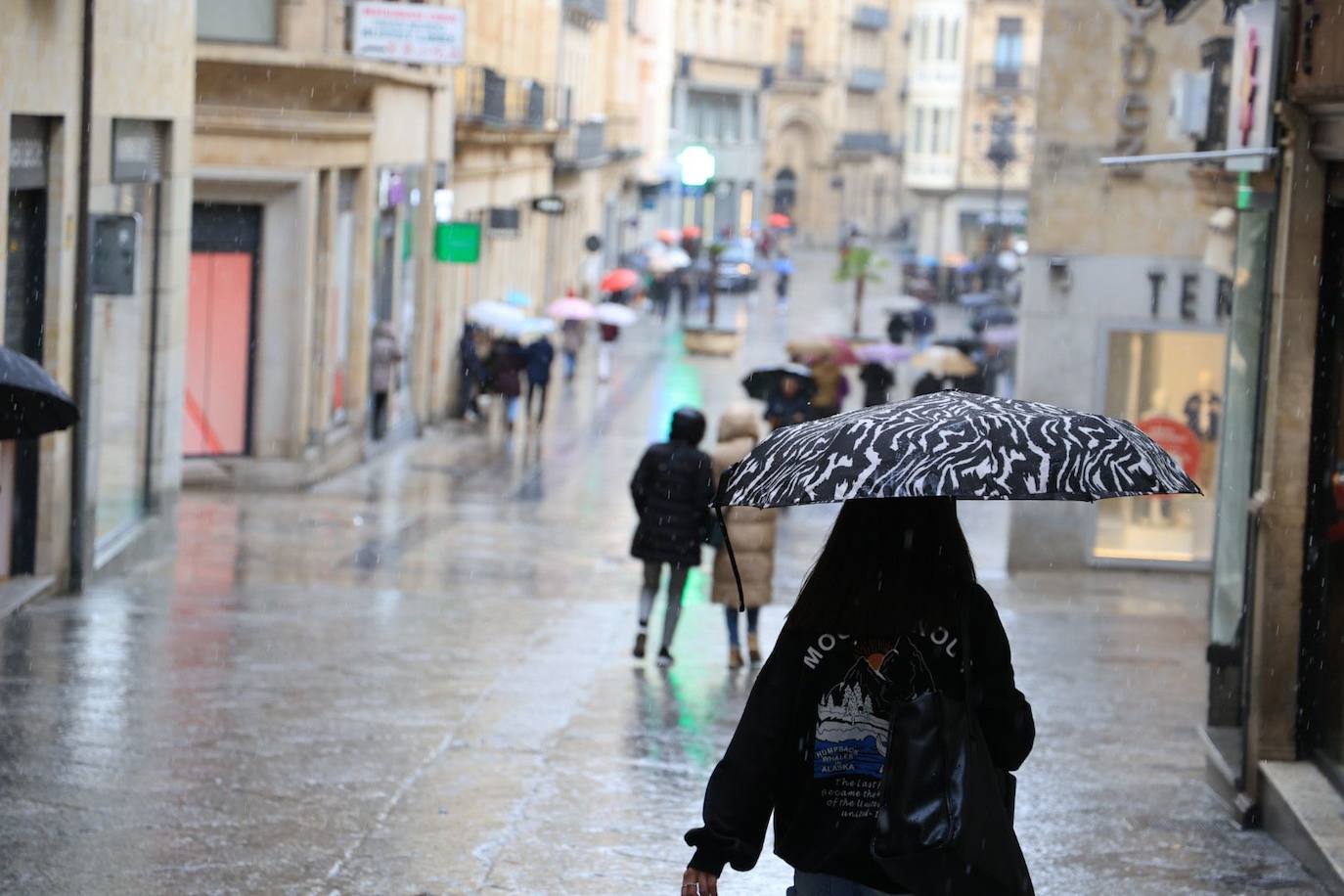 Una intensa granizada sorprende a los salmantinos en pleno centro