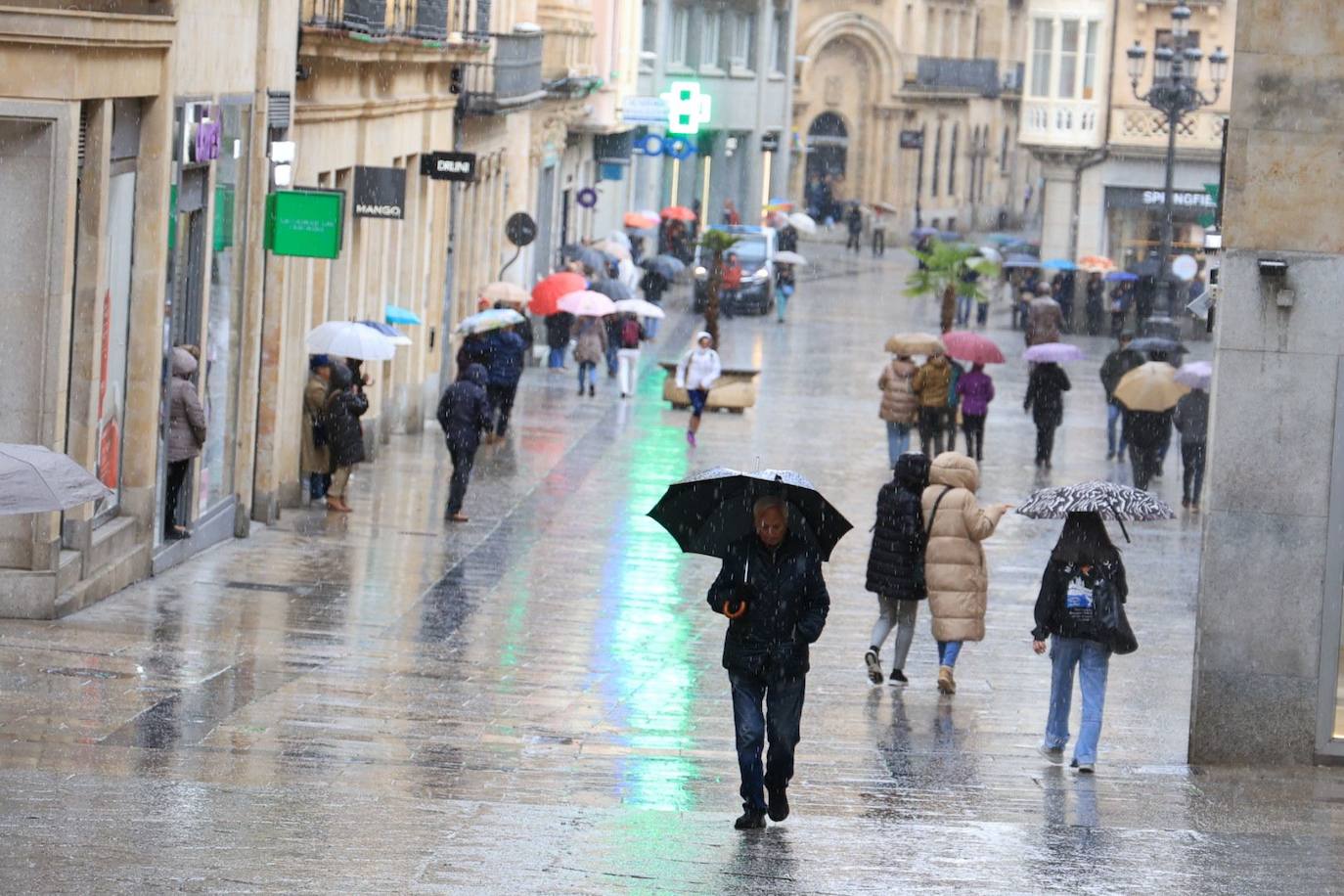 Una intensa granizada sorprende a los salmantinos en pleno centro