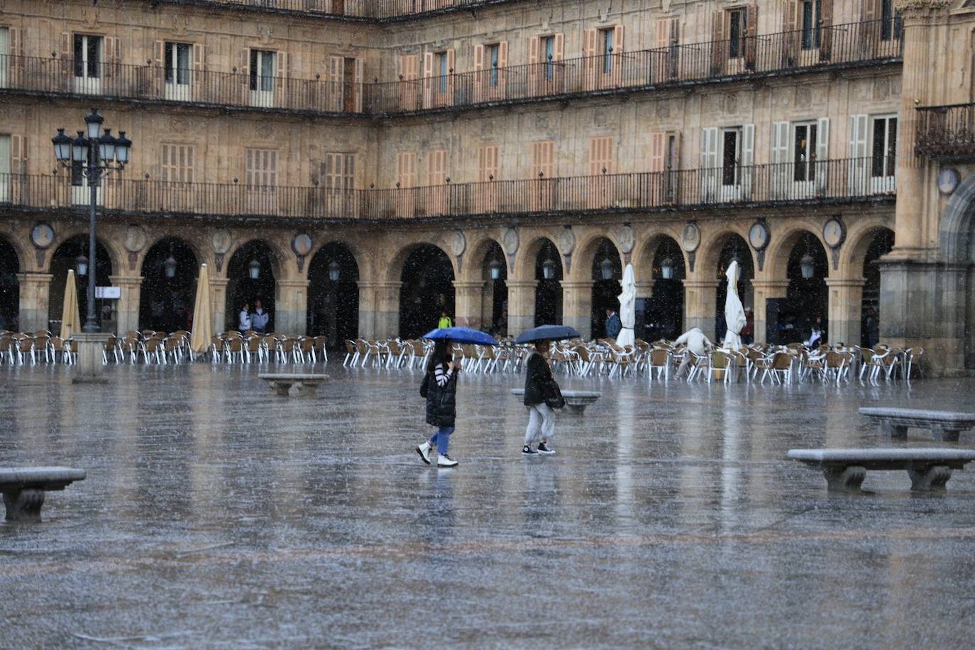 Una intensa granizada sorprende a los salmantinos en pleno centro