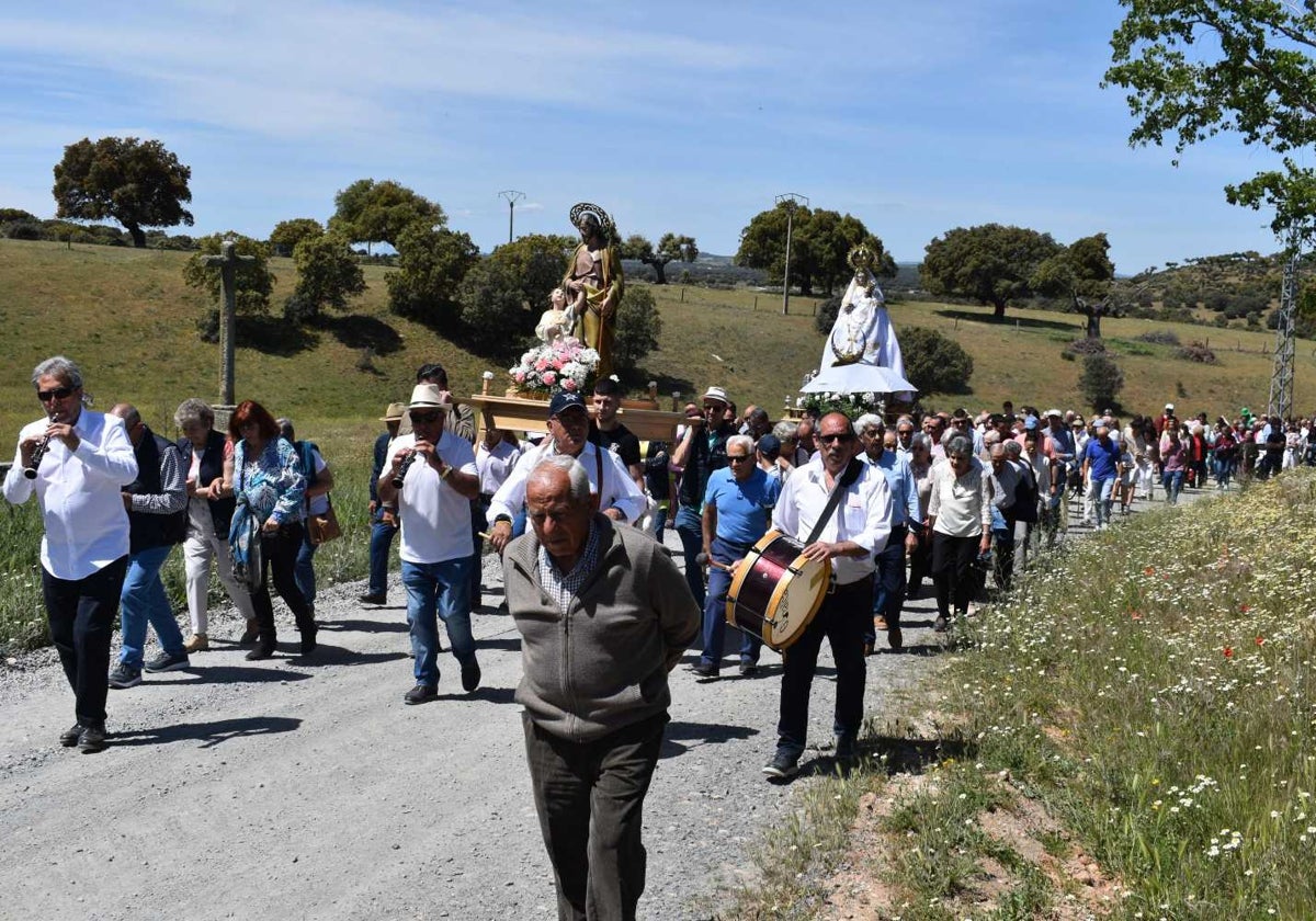 Los cofrades en la romería de San José en el santuario de Valdejimena el pasado año.