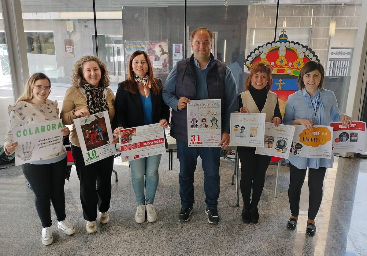 El alcalde, Roberto Martín, y las responsables de centro cultural y biblioteca Esperanza Castro, Mercedes Martín, María Jesús Moro, Yoana Izquierdo y María Gutiérrez, en la presentación de la agenda.