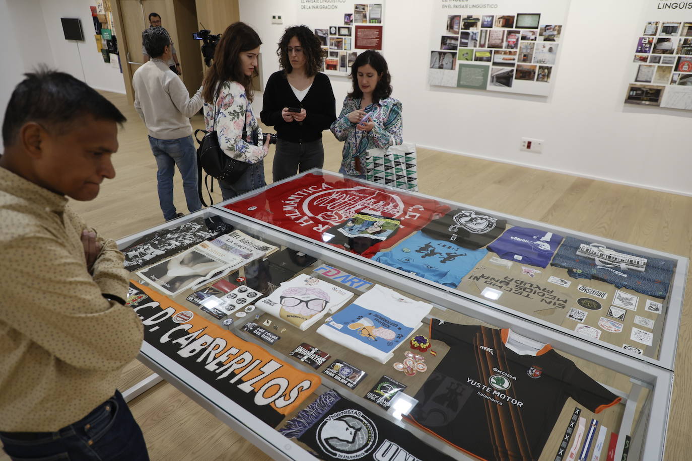 La Universidad inaugura la exposición &#039;el paisaje lingüístico, un paseo en el discurso público&#039;