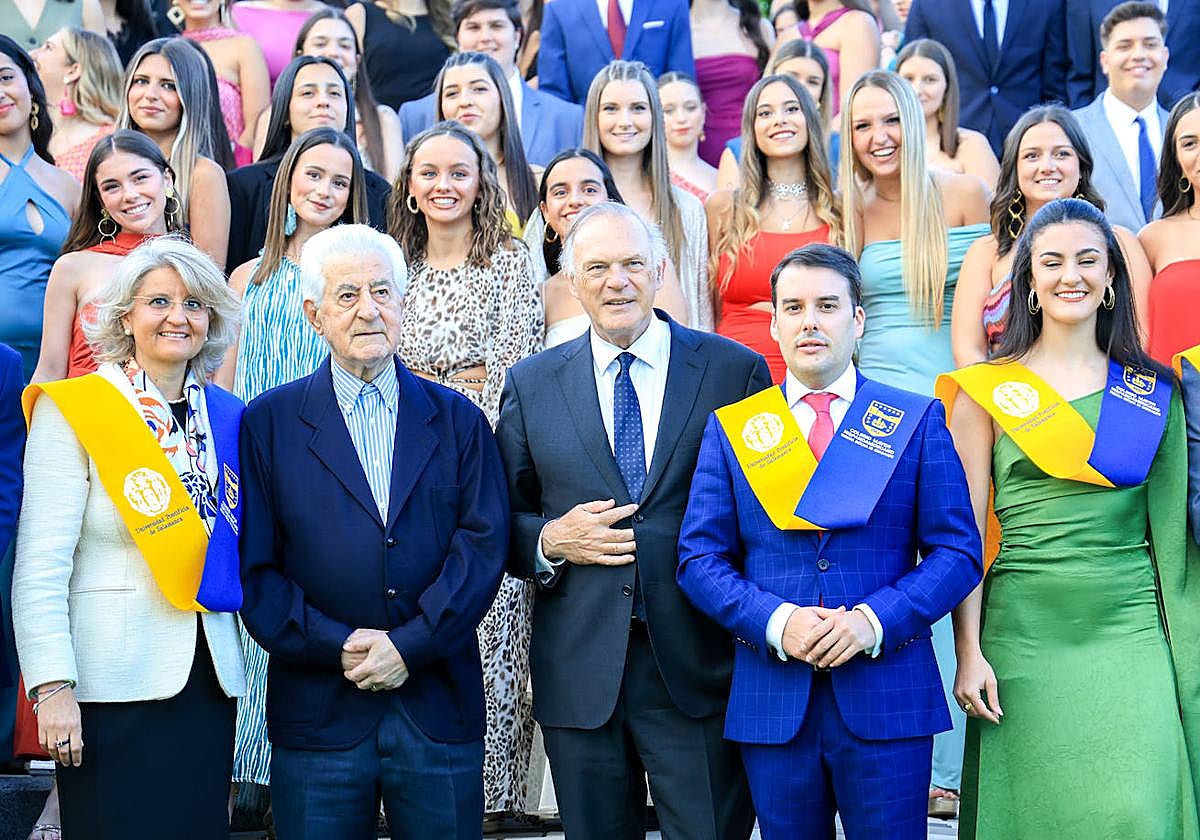 El torero El Viti; el periodista Pedro Piqueras; el director del Colegio, Javier Mérida y de fondo, colegiales.