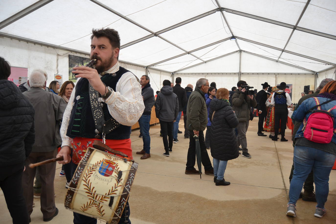 La Feria de San Felipe se impone a la lluvia en Barruecopardo