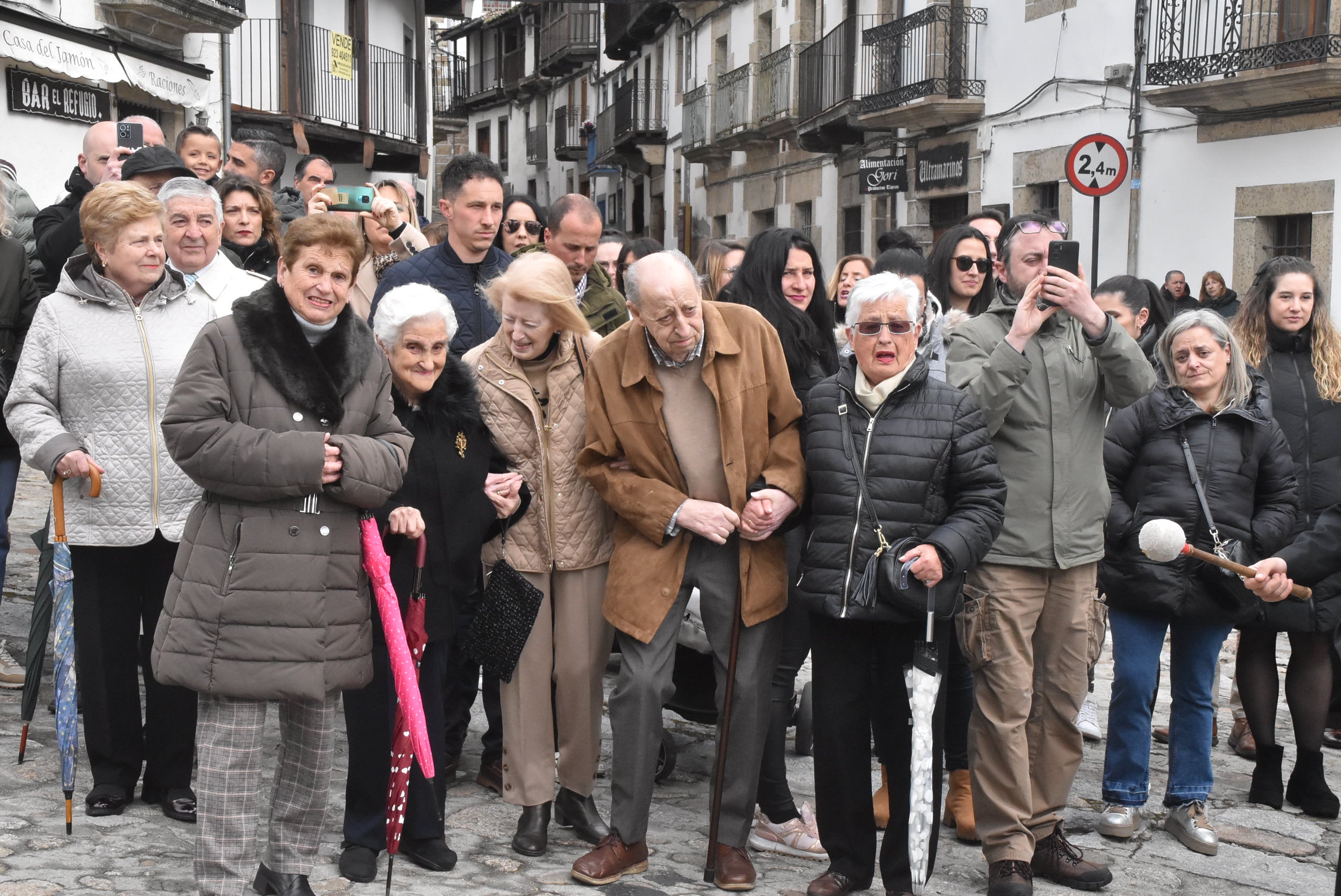 La lluvia respeta al Cristo de Candelario en la subida a la iglesia