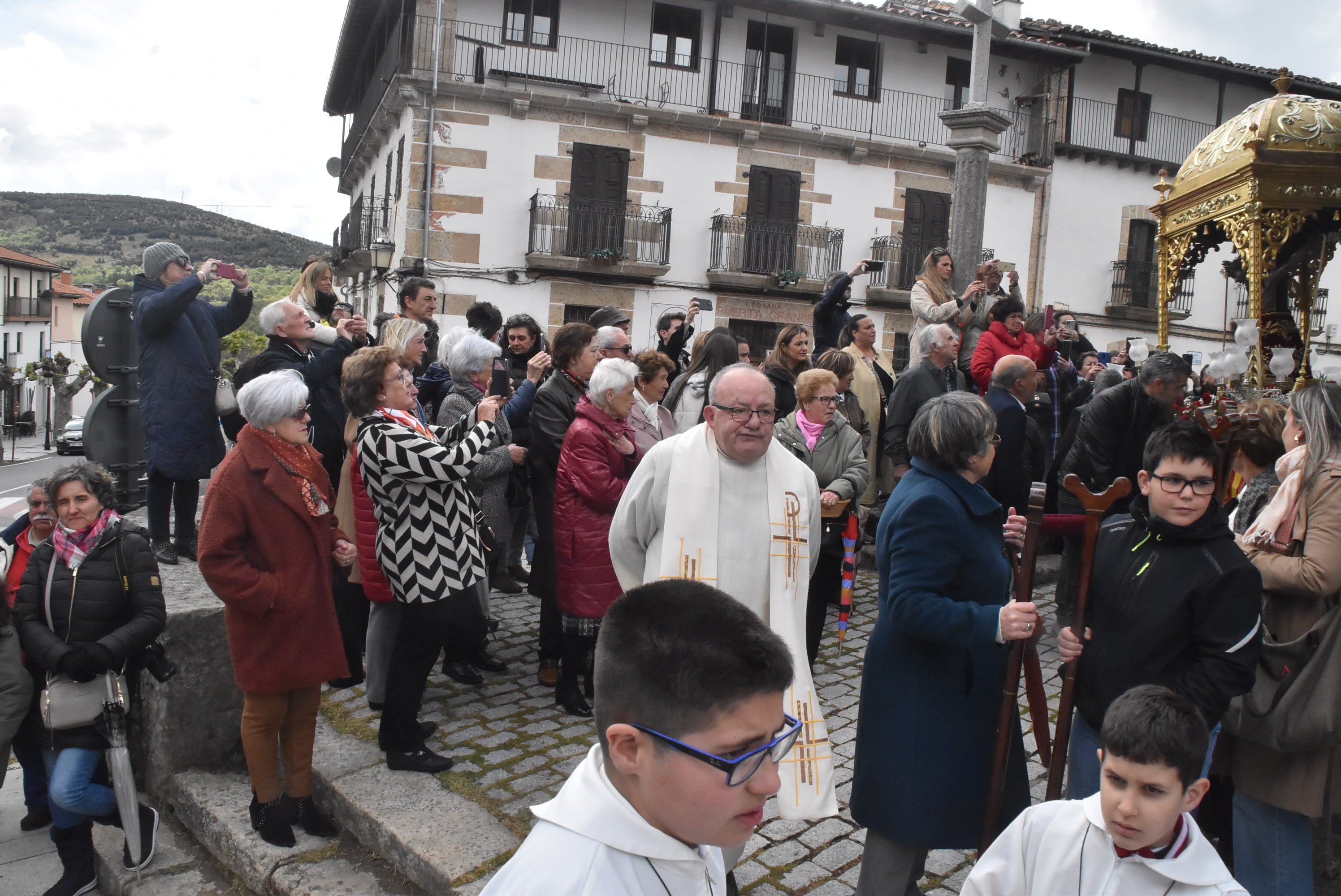 La lluvia respeta al Cristo de Candelario en la subida a la iglesia