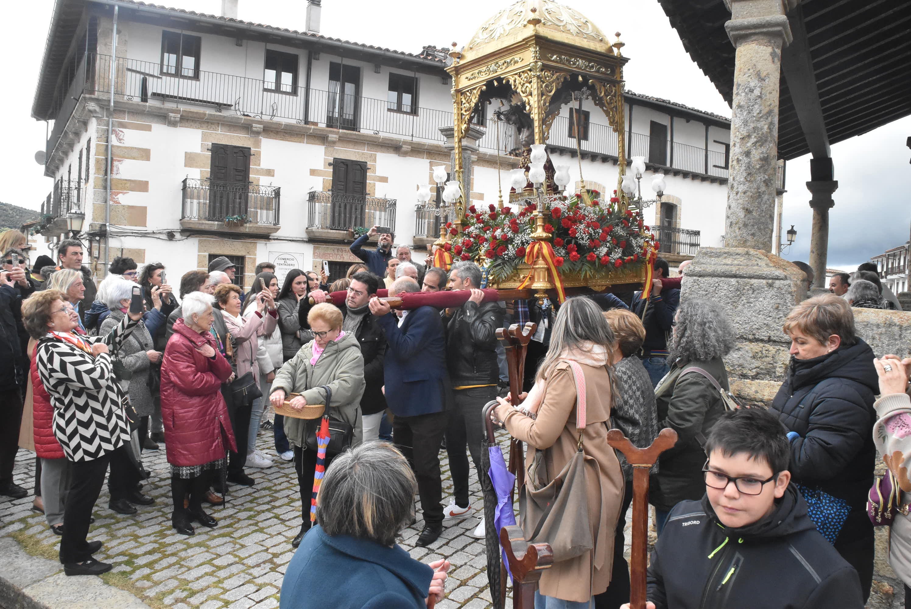 La lluvia respeta al Cristo de Candelario en la subida a la iglesia