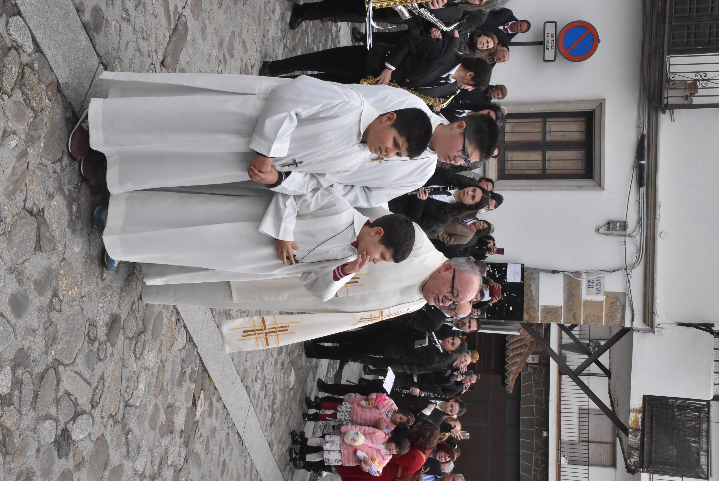 La lluvia respeta al Cristo de Candelario en la subida a la iglesia