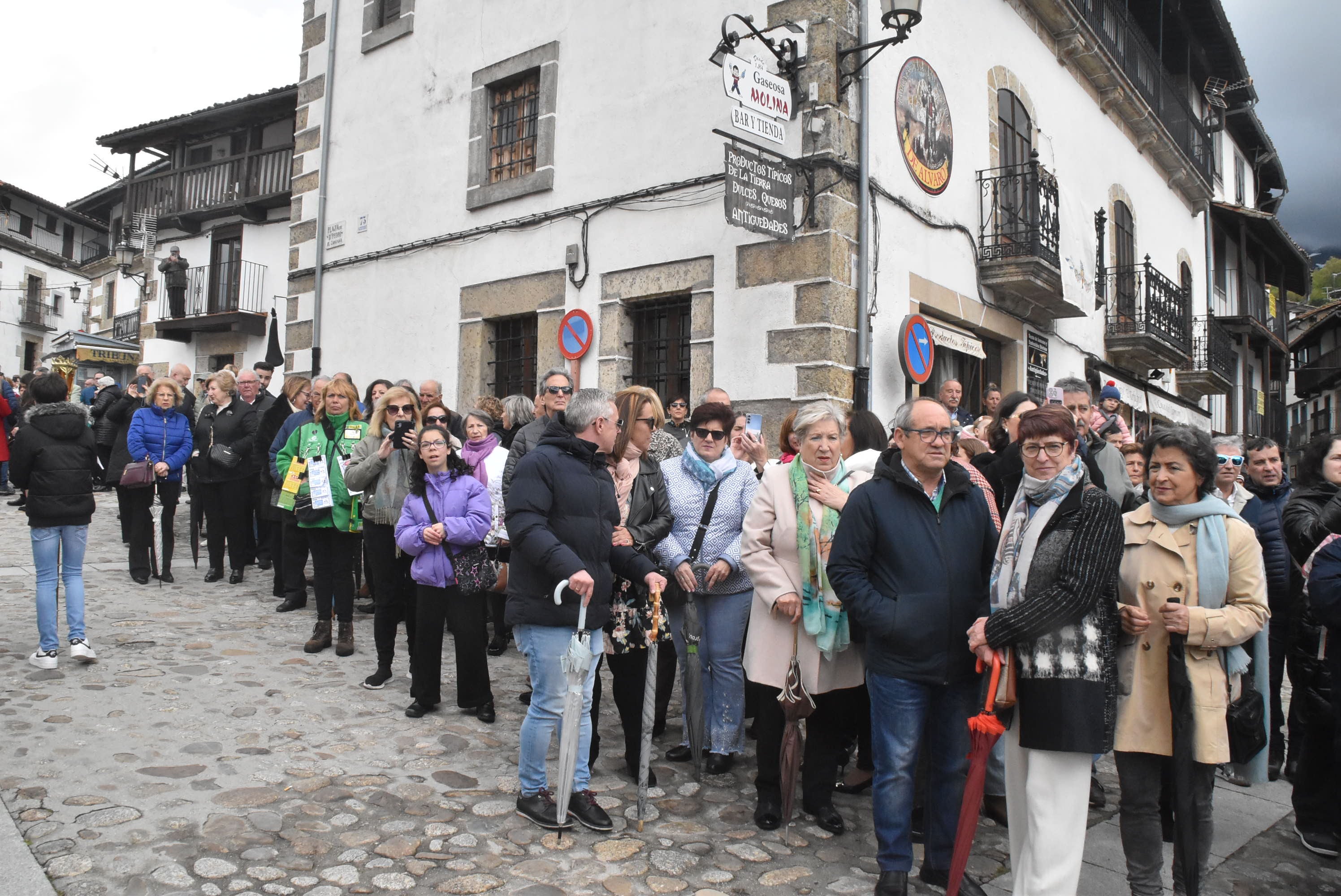 La lluvia respeta al Cristo de Candelario en la subida a la iglesia