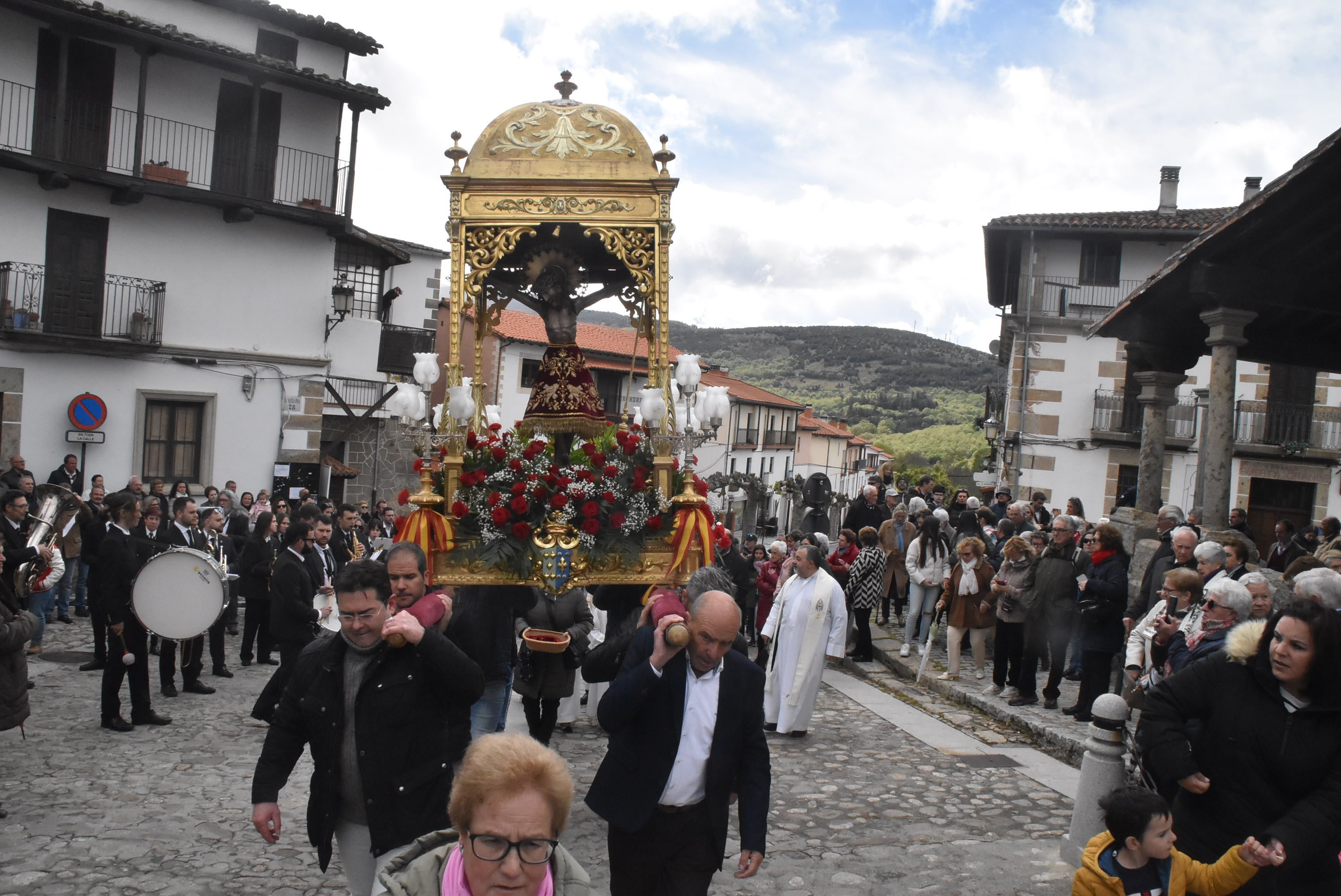 La lluvia respeta al Cristo de Candelario en la subida a la iglesia