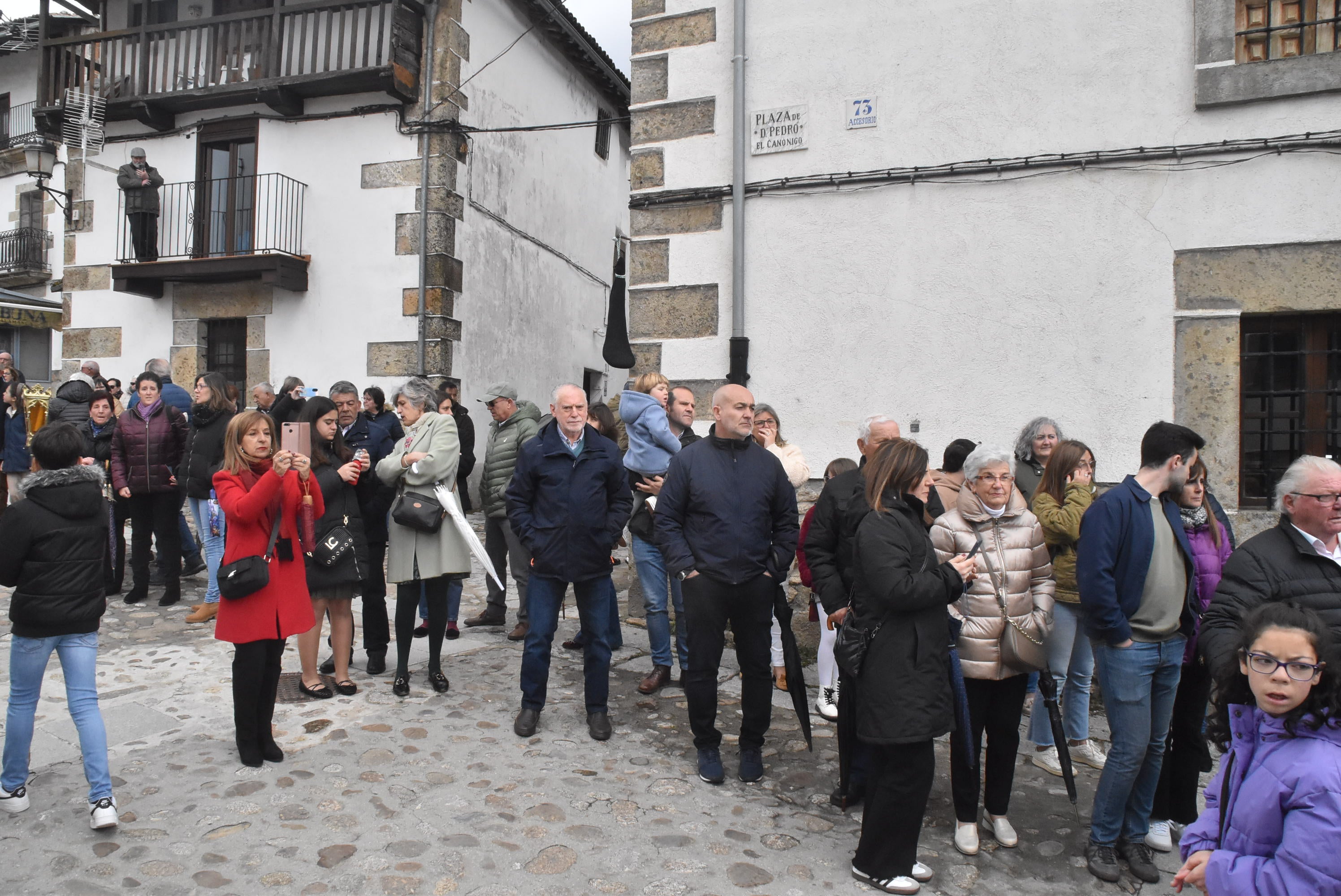 La lluvia respeta al Cristo de Candelario en la subida a la iglesia