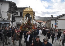 Imagen de los fieles en la tradicional subida del Cristo hasta la iglesia de Candelario