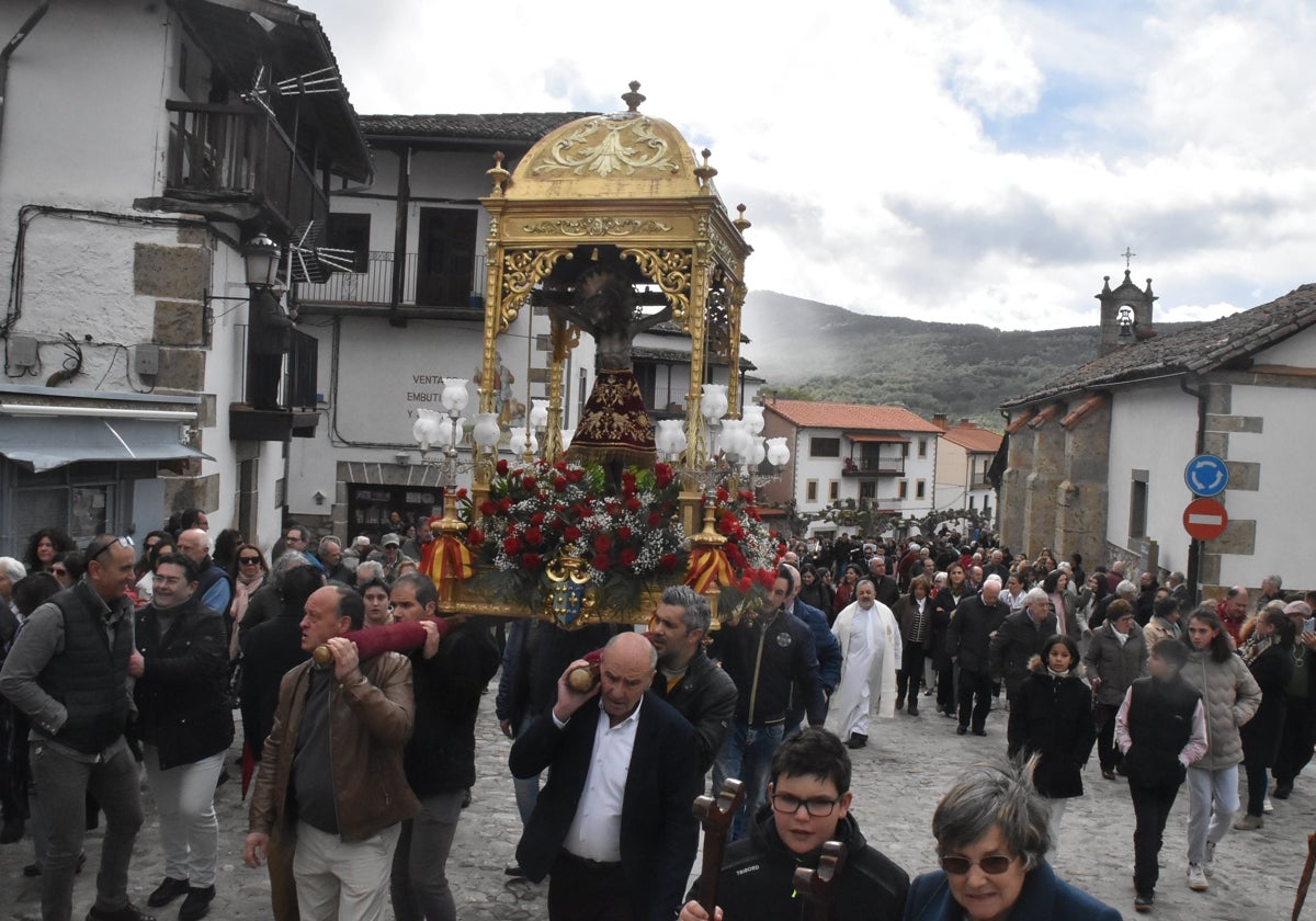 La lluvia respeta al Cristo de Candelario en la subida a la iglesia