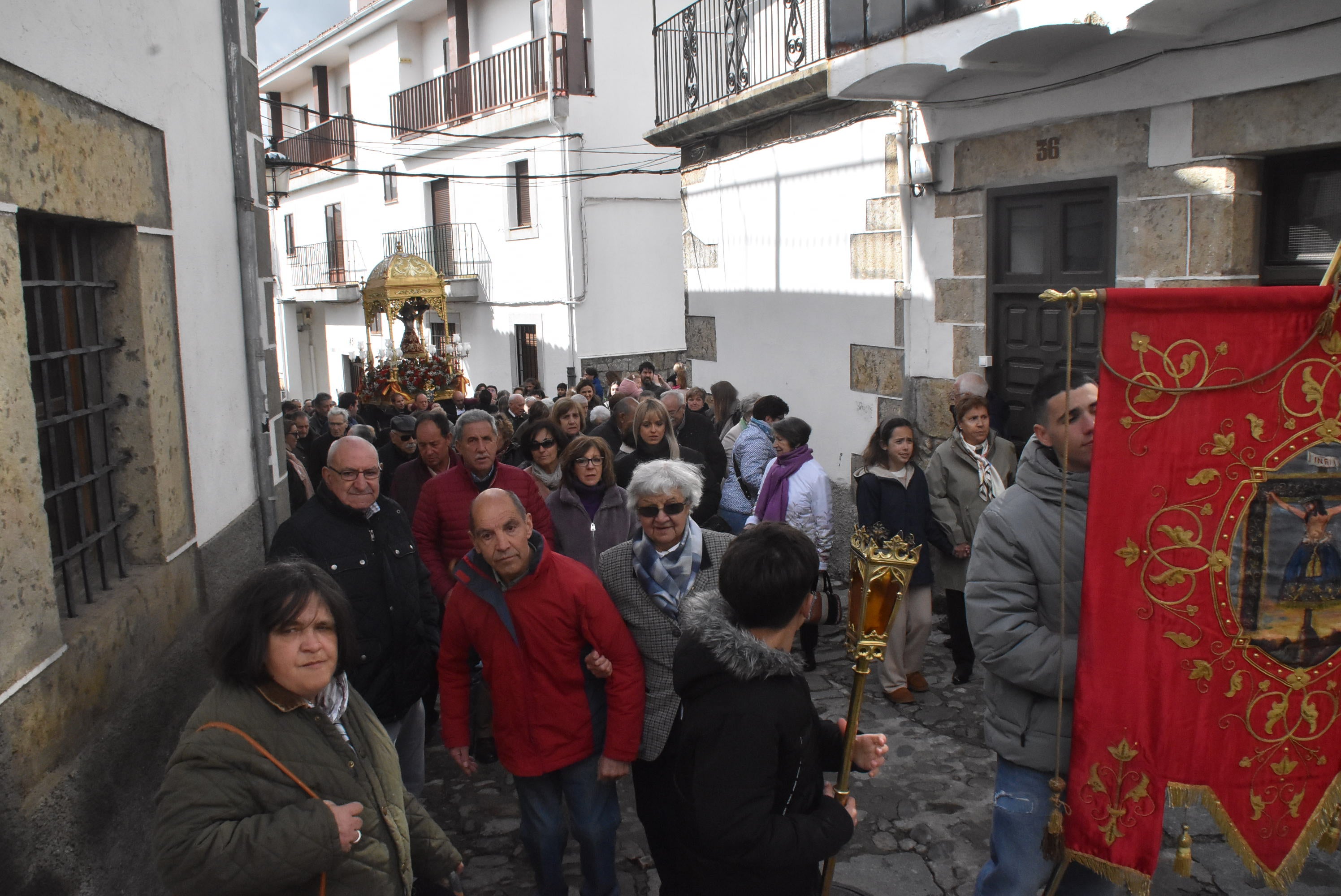 La lluvia respeta al Cristo de Candelario en la subida a la iglesia