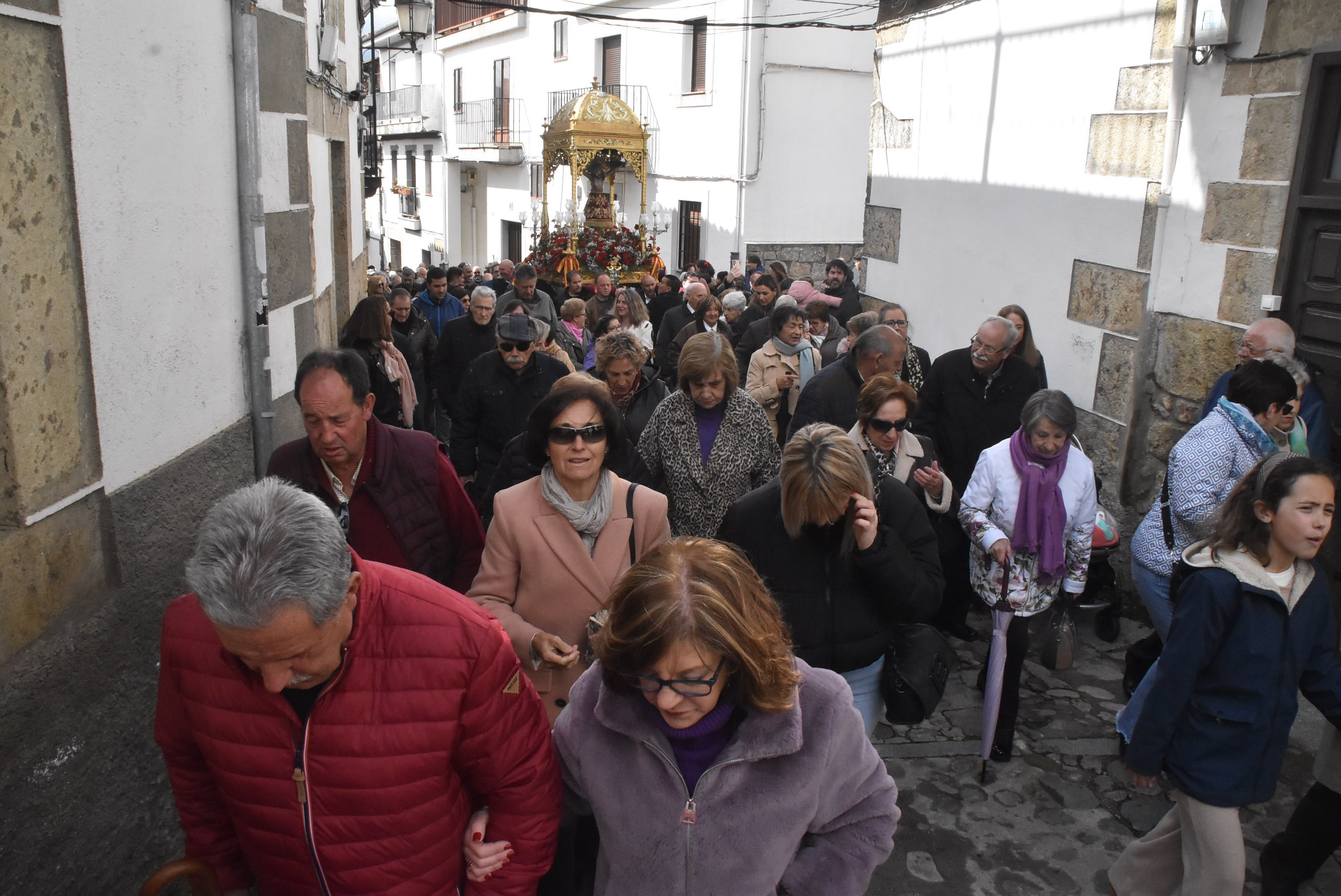 La lluvia respeta al Cristo de Candelario en la subida a la iglesia