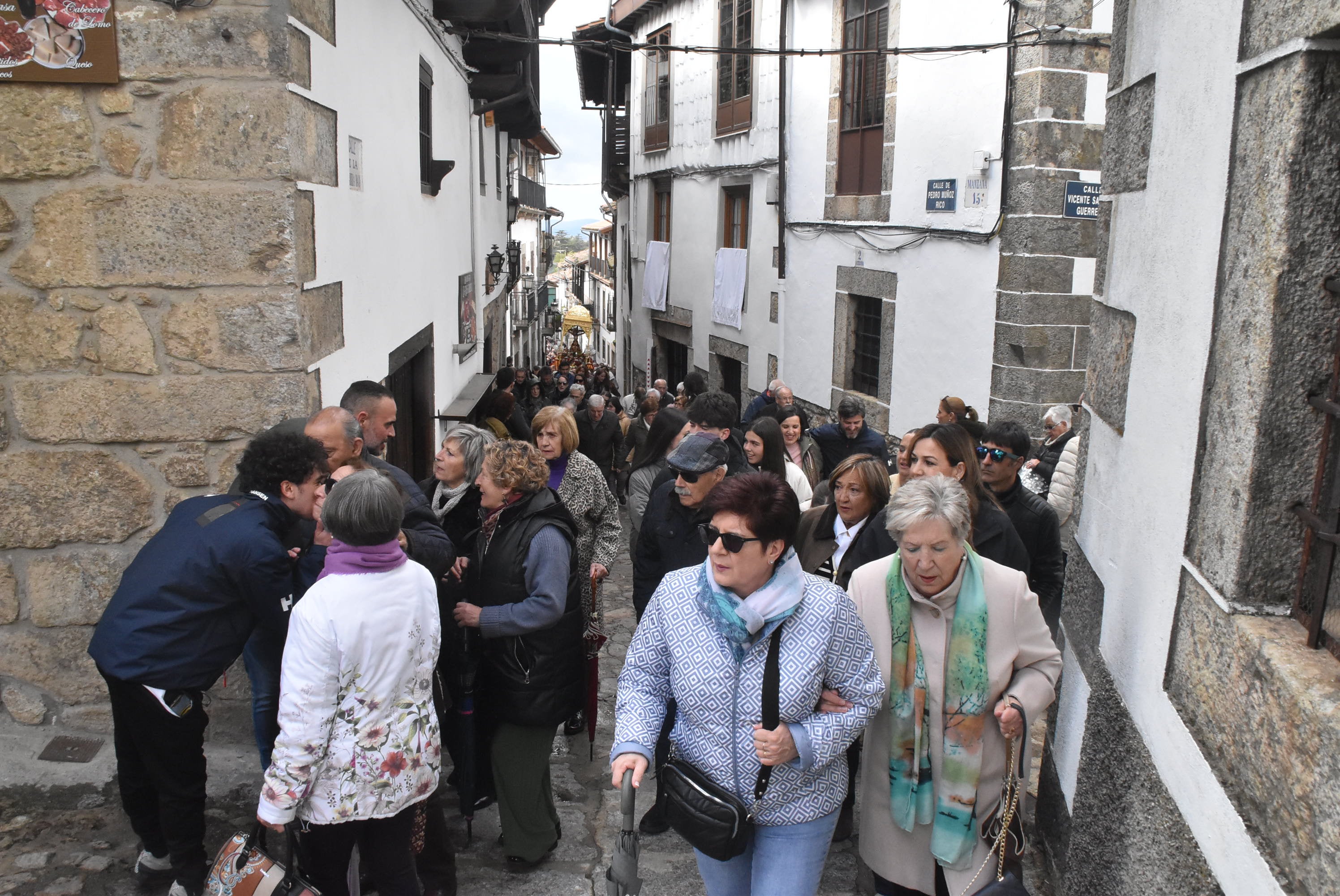 La lluvia respeta al Cristo de Candelario en la subida a la iglesia