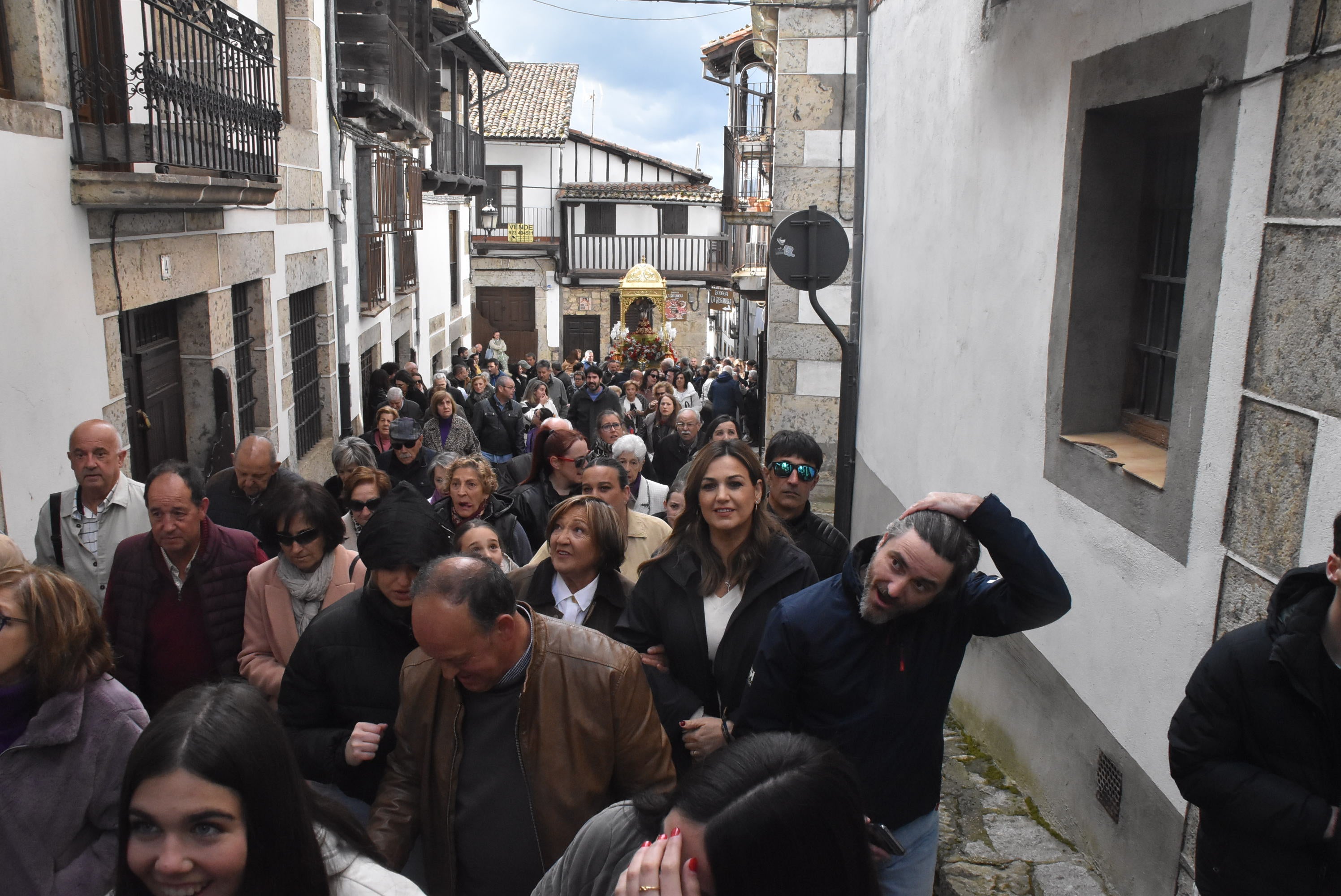 La lluvia respeta al Cristo de Candelario en la subida a la iglesia