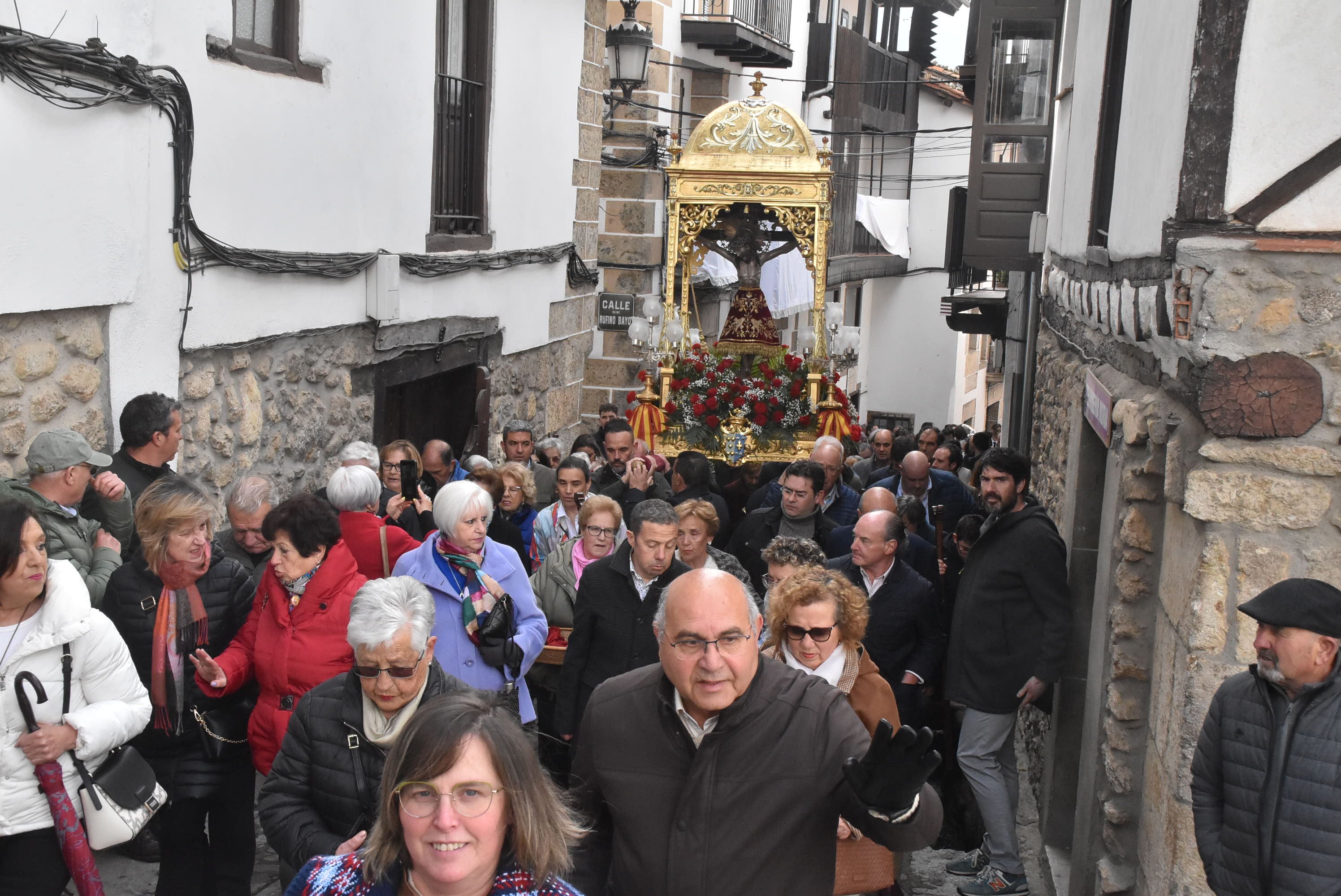 La lluvia respeta al Cristo de Candelario en la subida a la iglesia