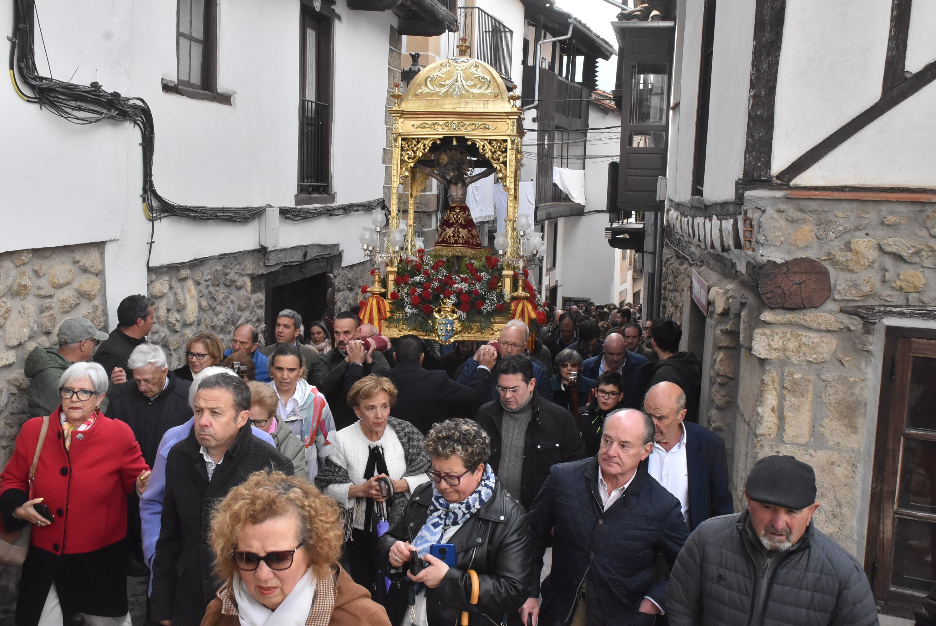 La lluvia respeta al Cristo de Candelario en la subida a la iglesia