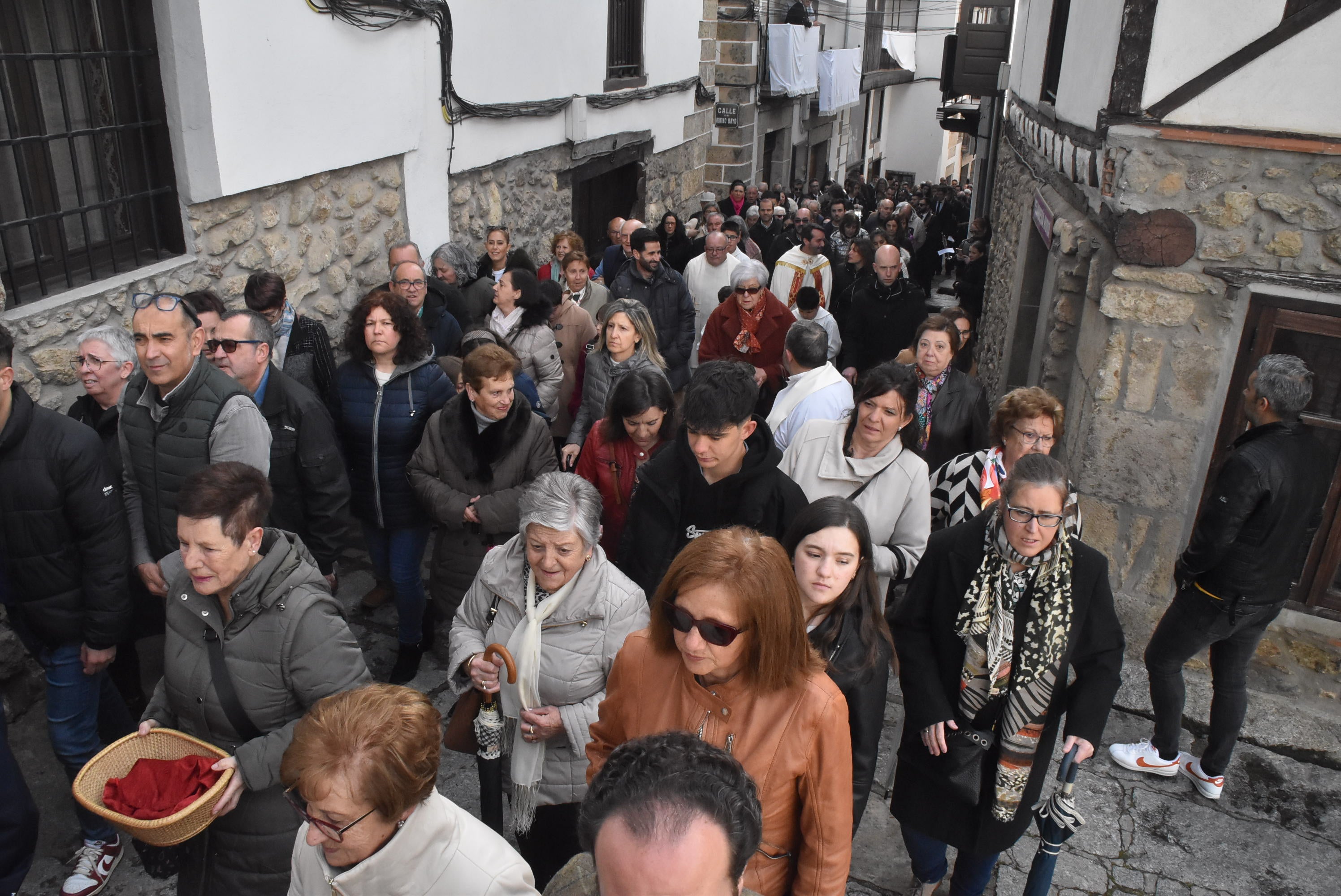 La lluvia respeta al Cristo de Candelario en la subida a la iglesia