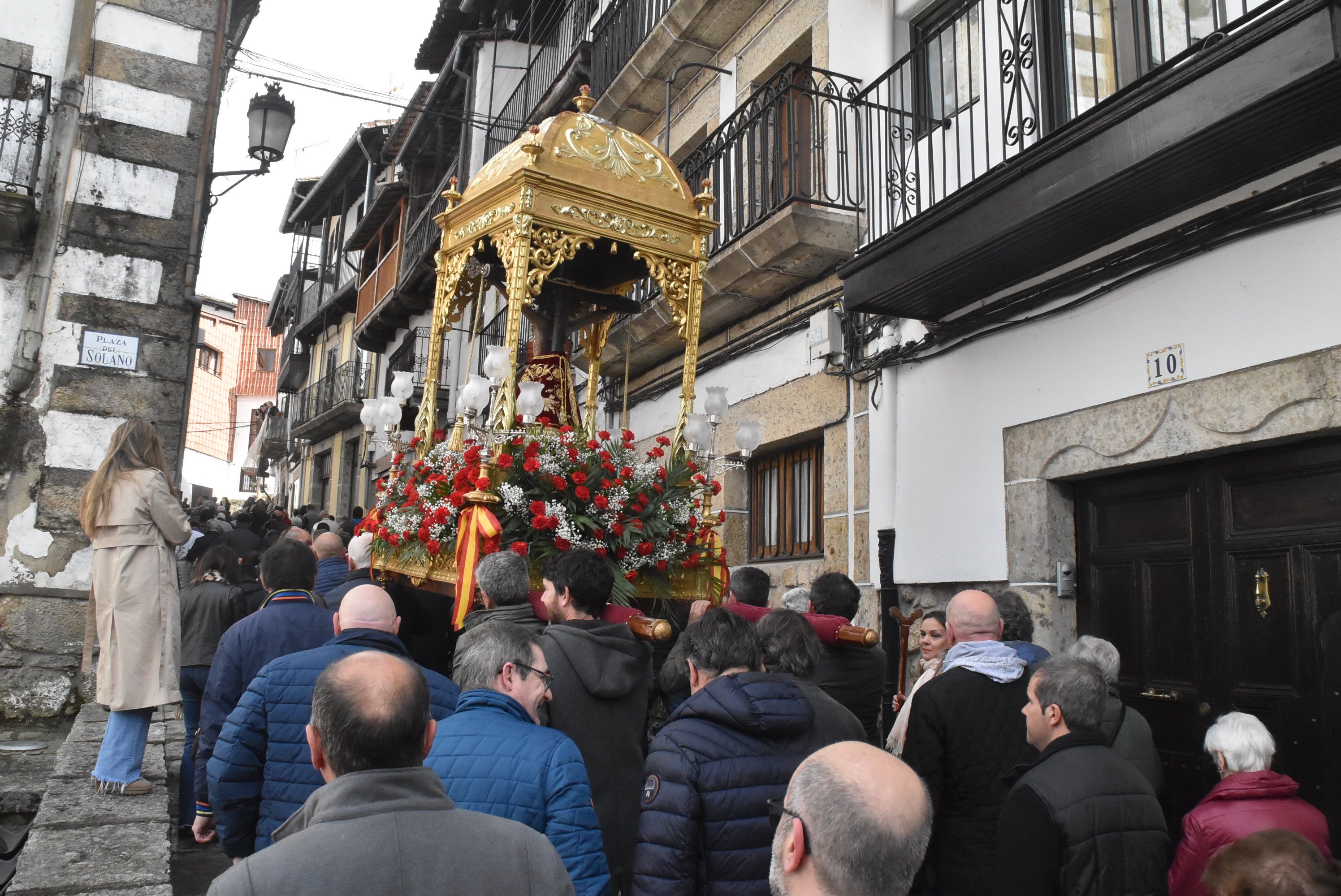 La lluvia respeta al Cristo de Candelario en la subida a la iglesia