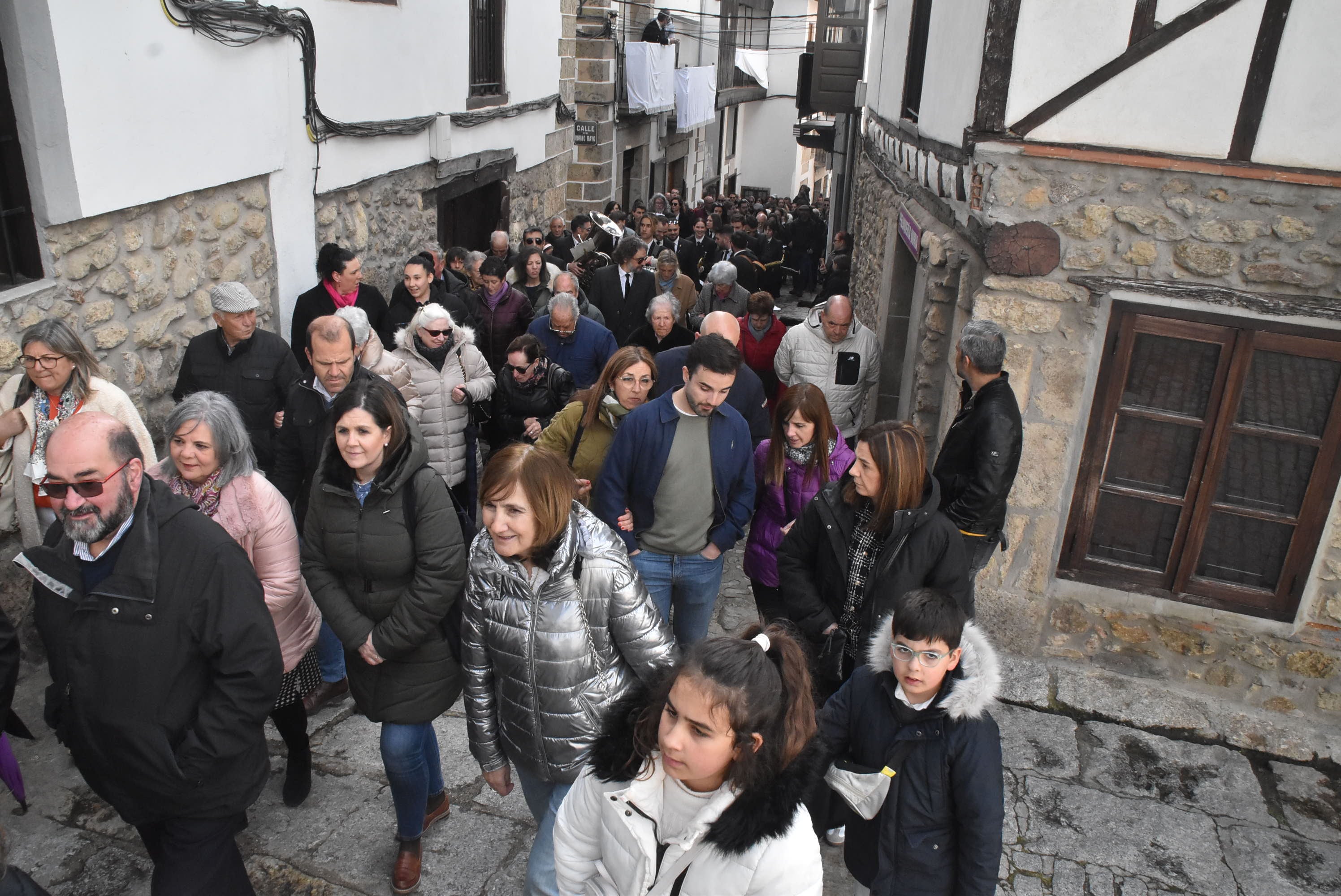 La lluvia respeta al Cristo de Candelario en la subida a la iglesia