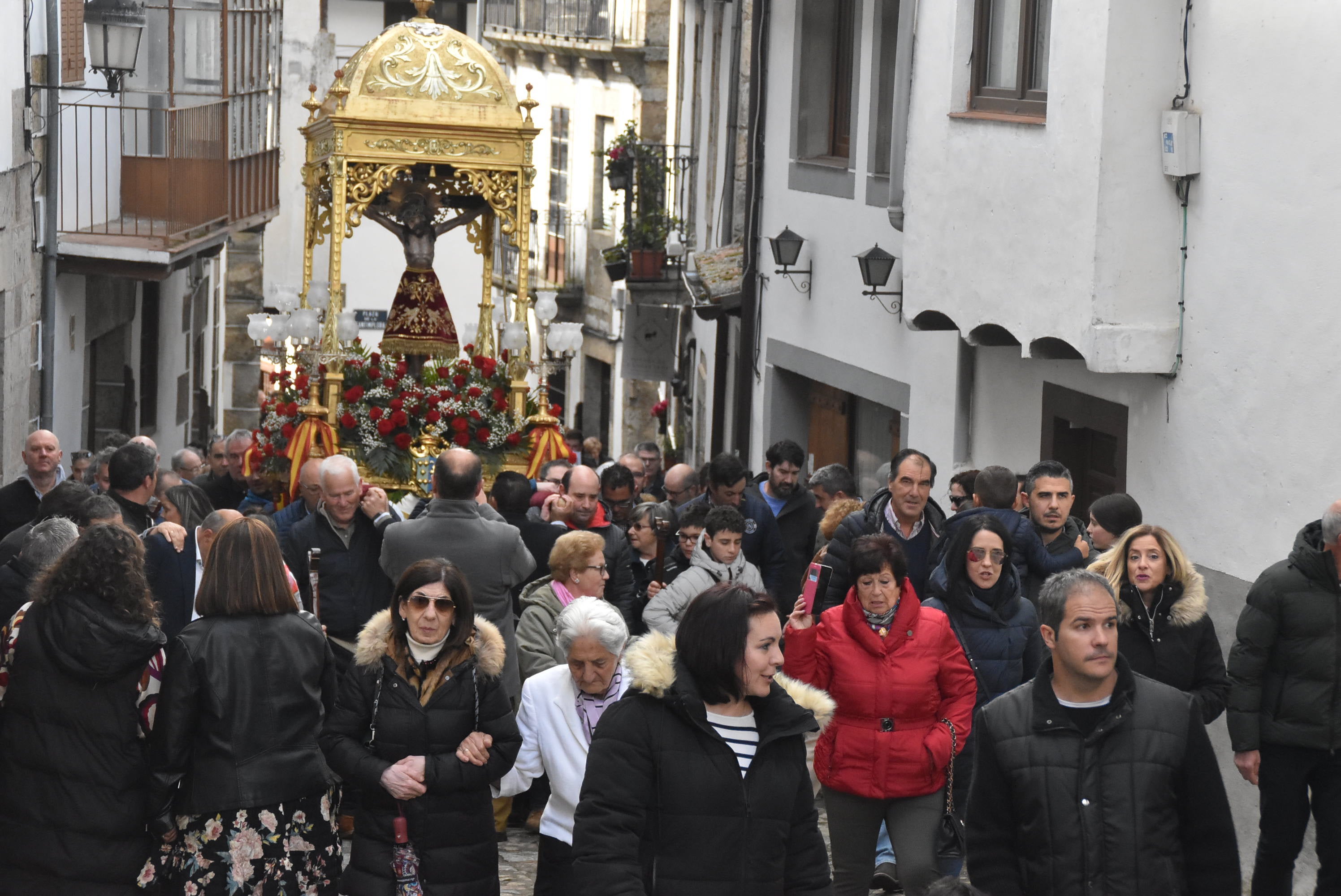 La lluvia respeta al Cristo de Candelario en la subida a la iglesia