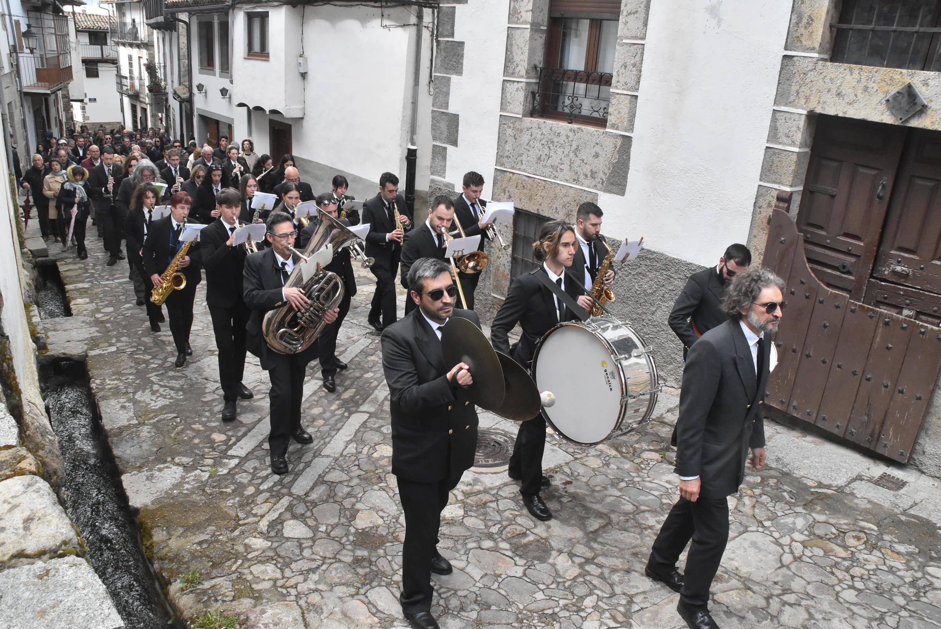 La lluvia respeta al Cristo de Candelario en la subida a la iglesia