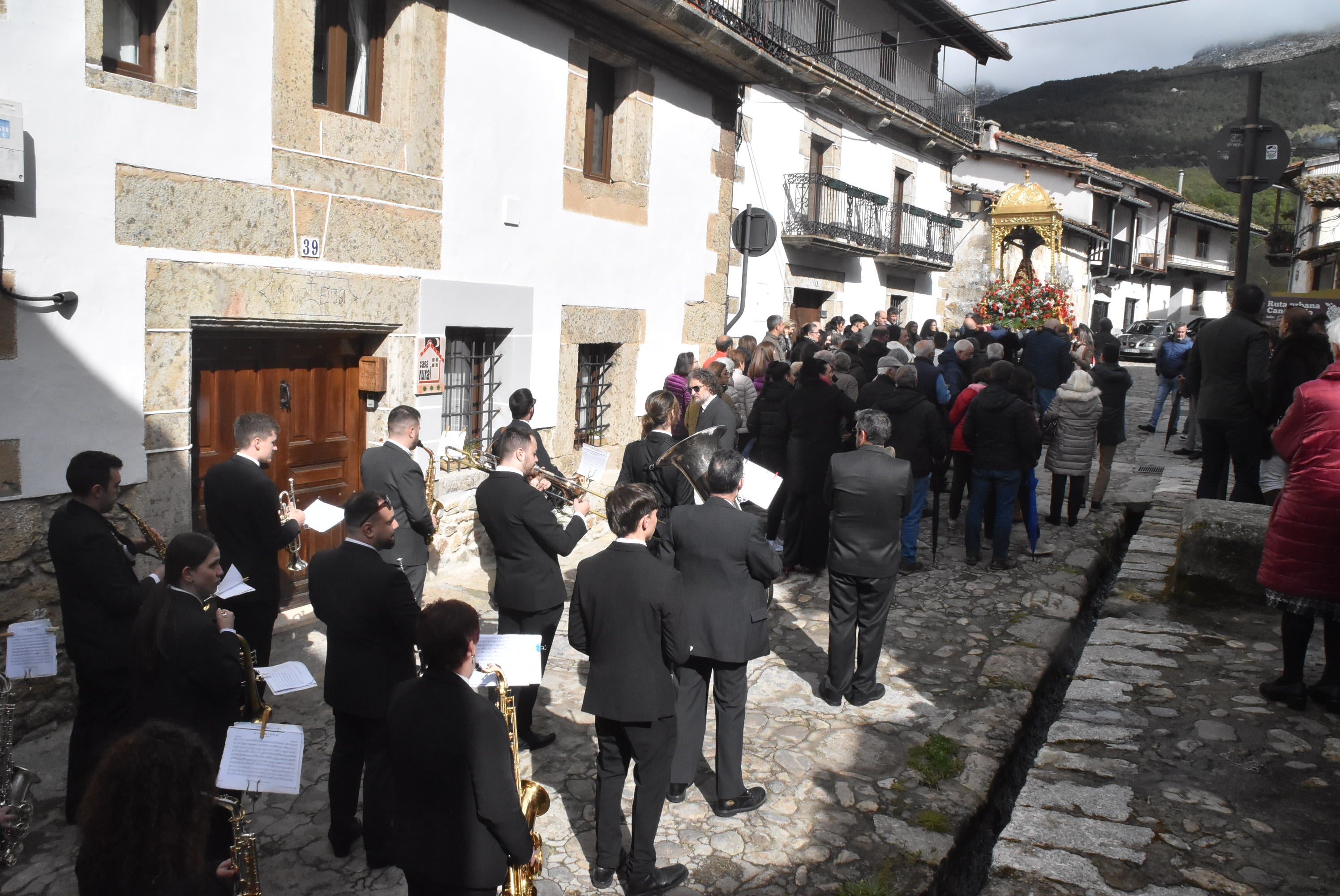 La lluvia respeta al Cristo de Candelario en la subida a la iglesia