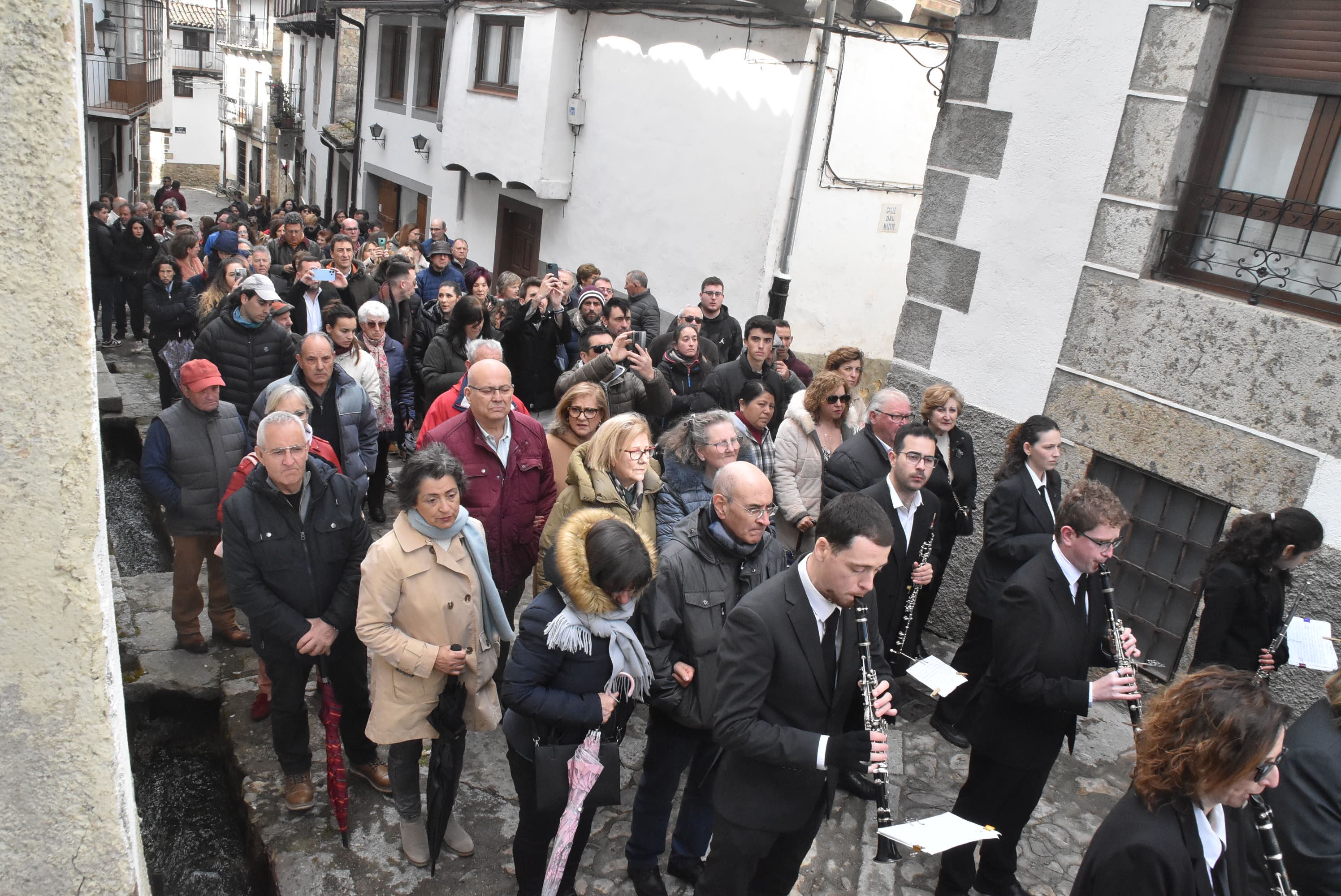 La lluvia respeta al Cristo de Candelario en la subida a la iglesia