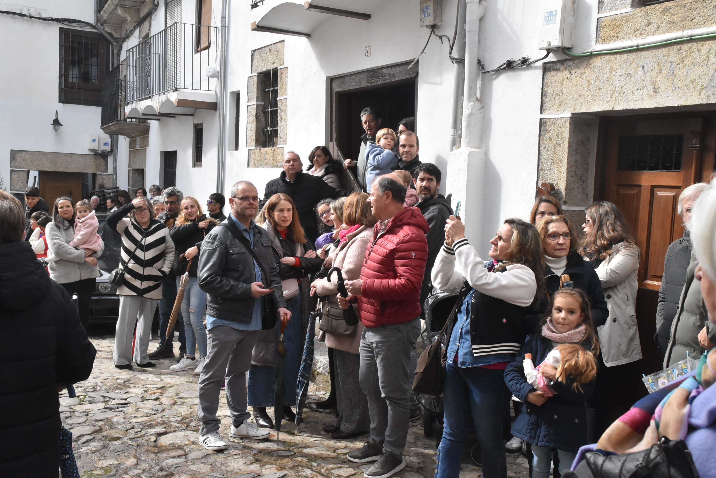 La lluvia respeta al Cristo de Candelario en la subida a la iglesia