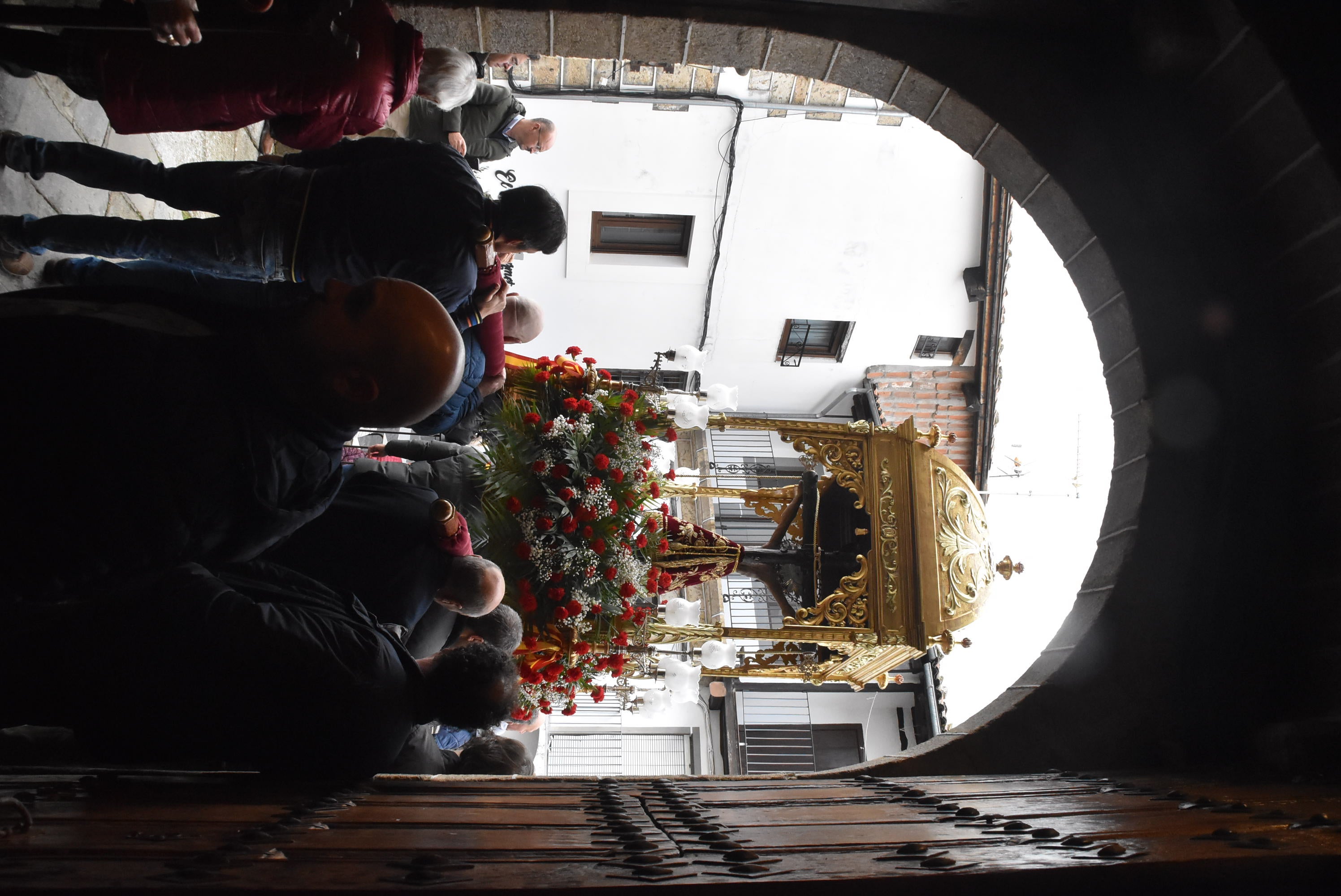 La lluvia respeta al Cristo de Candelario en la subida a la iglesia