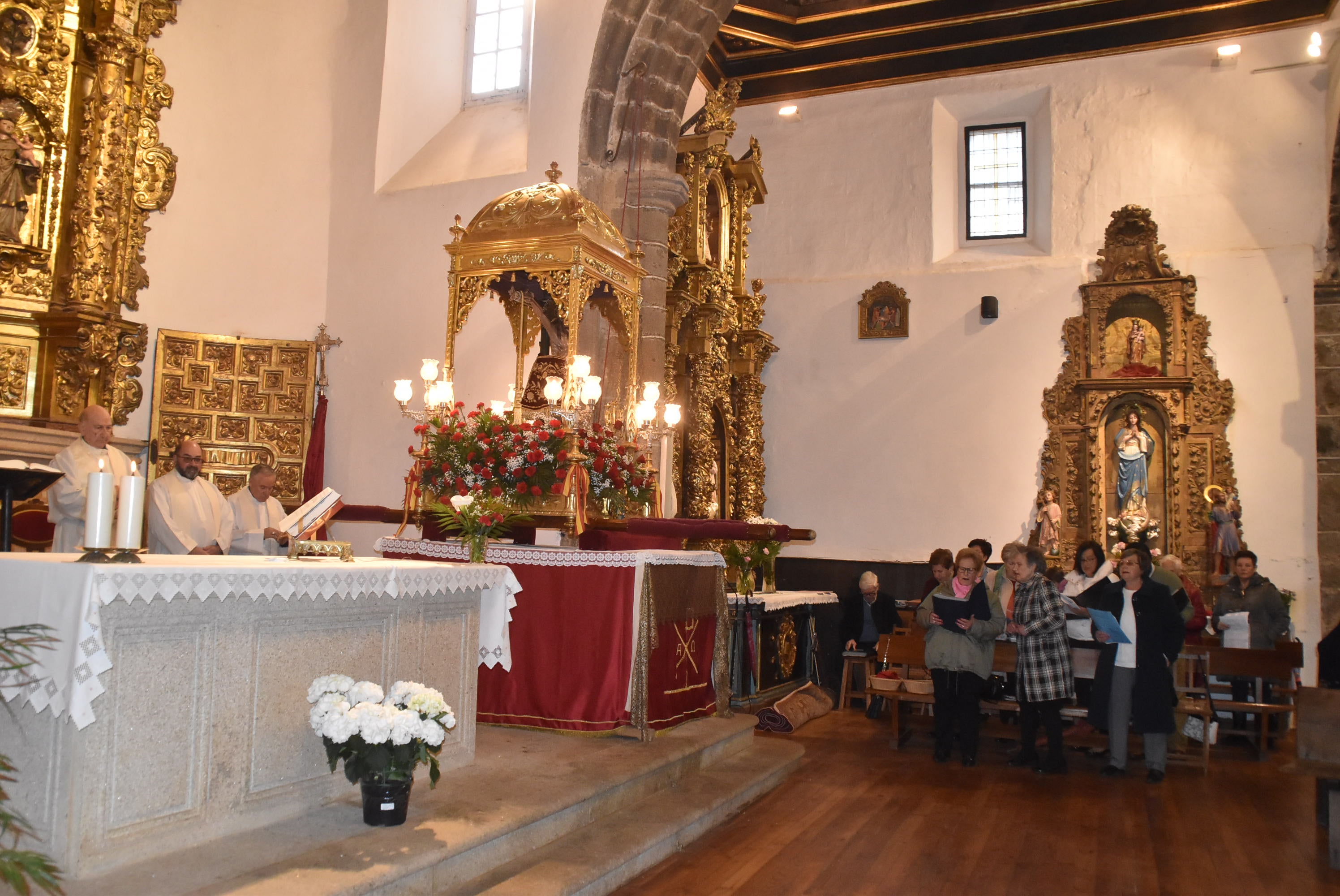 La lluvia respeta al Cristo de Candelario en la subida a la iglesia