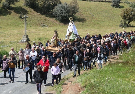 La cabecera de la procesión de la romería de la Virgen de Valdejimena en la fiesta de San José