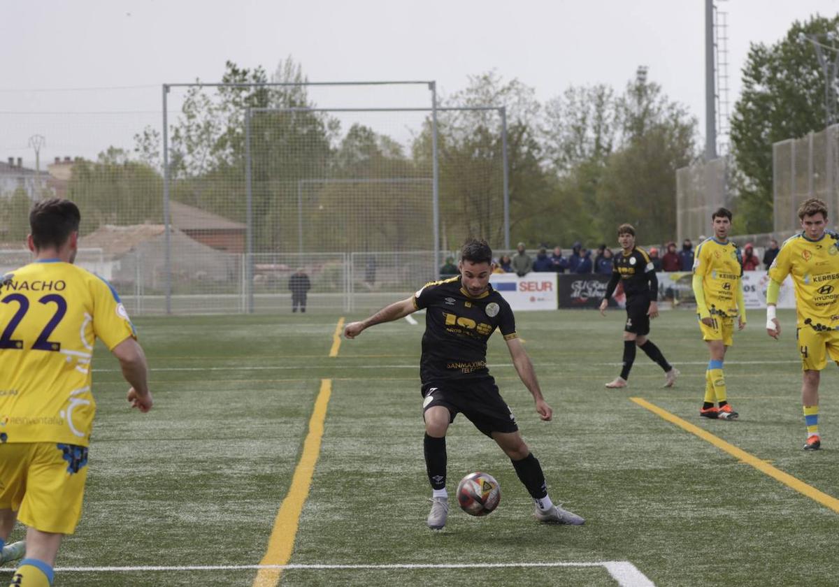 Alvarito controla el cuero en Sancti Spiritu.