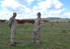 Saturnino Benito y su hija Lucía, en la explotación ganadera de limusinas que tienen en Pedro Toro.