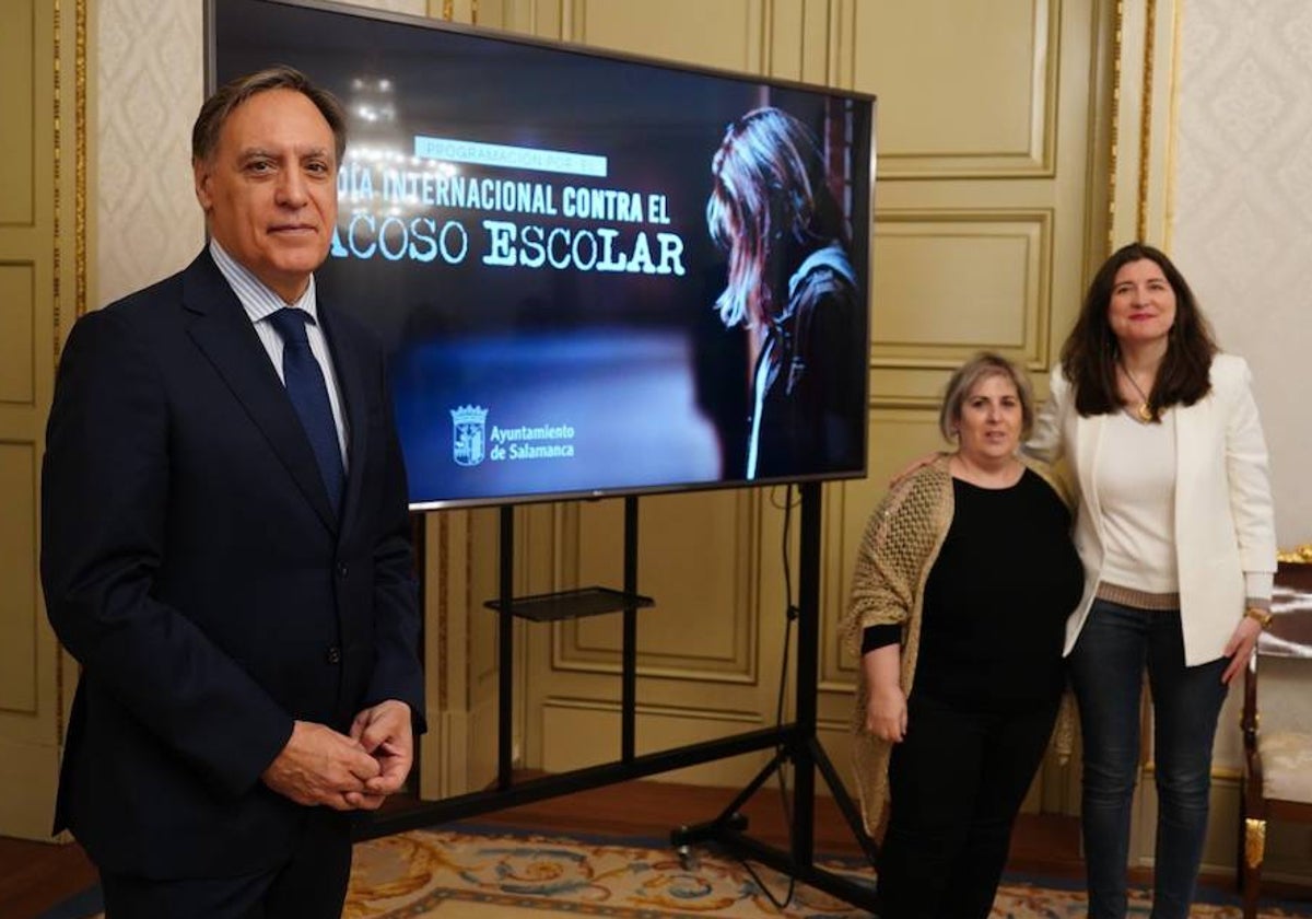 Carlos García Carbayo, Carmen Guillén y Myriam Rodríguez, en la mañana de este jueves.