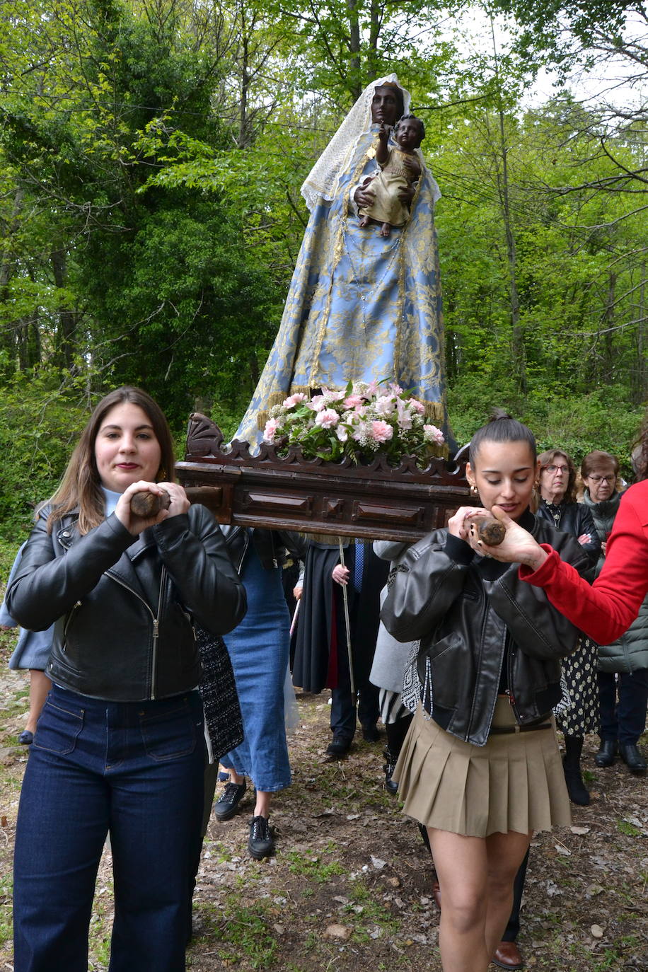 La Moza Santa recorre Sequeros seis siglos después