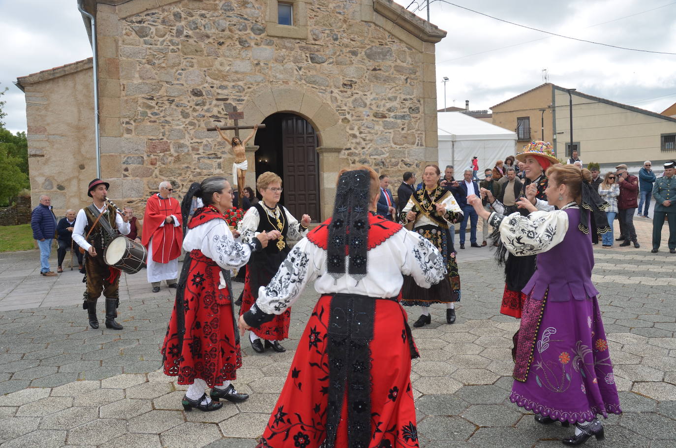 La Santa Cruz embriaga de júbilo Saelices el Chico