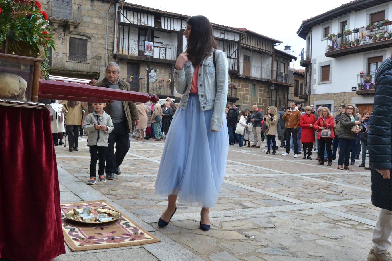 La Moza Santa recorre Sequeros seis siglos después