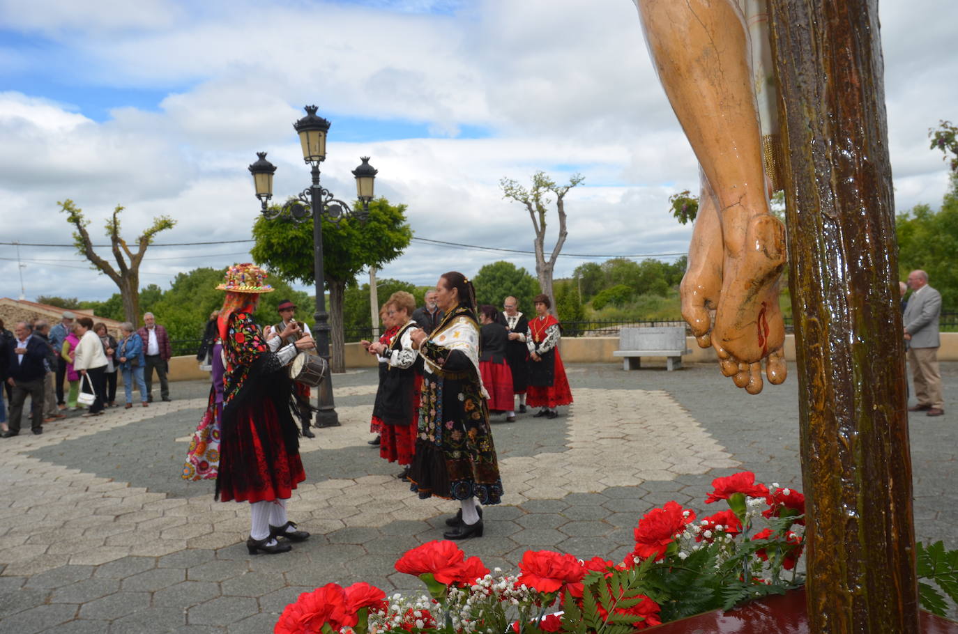 La Santa Cruz embriaga de júbilo Saelices el Chico