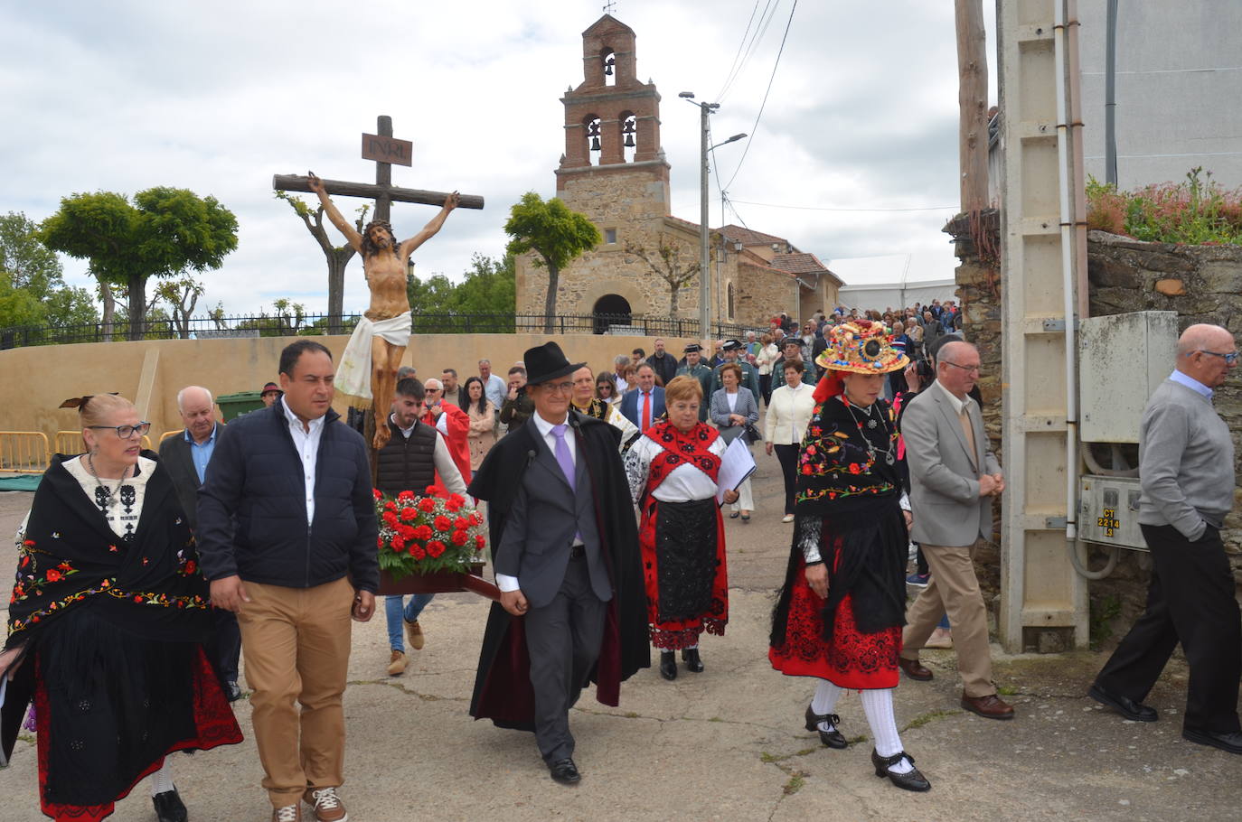 La Santa Cruz embriaga de júbilo Saelices el Chico