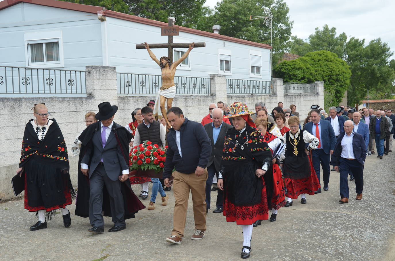 La Santa Cruz embriaga de júbilo Saelices el Chico