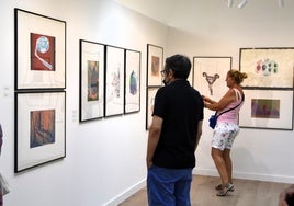 Visitantes admirando las obras del Museo del Grabado de Santa Marta.