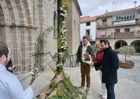 Imagen secundaria 1 - Pasacalles de la banda Corona de espinas, ofrenda floral a la Cruz de mayo y festival «Tó y de Béjar»