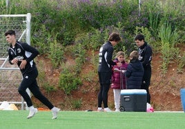 Slavy y Nespral firman autógrafos al término de la última sesión de entrenamientos en los anexos del Reina Sofía.