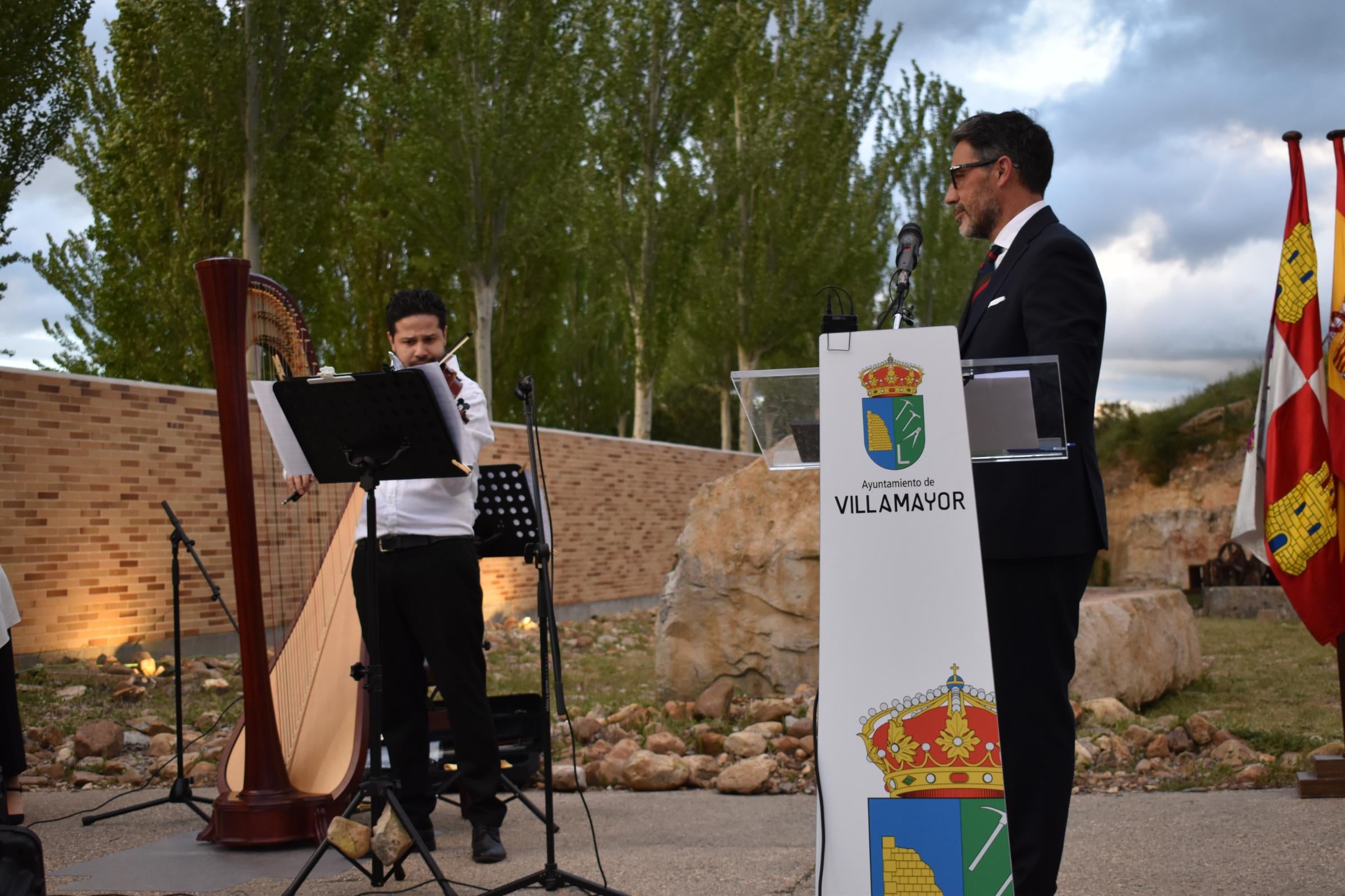 El primer alcalde de la democracia de Villamayor abre las fiestas en honor a la Virgen de los Remedios