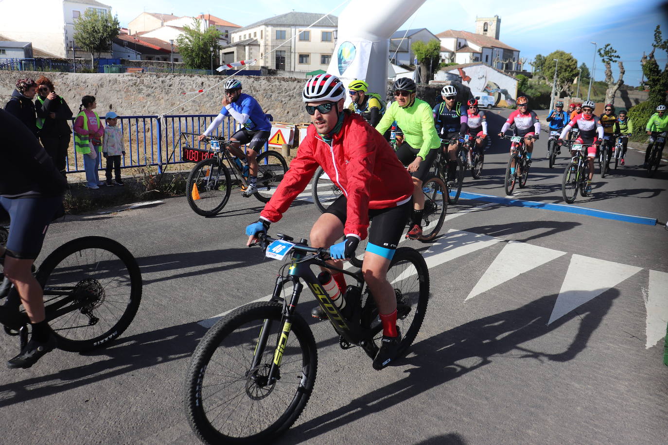 Doscientos corredores disfrutan del Desafío BTT de Fuentes de Béjar