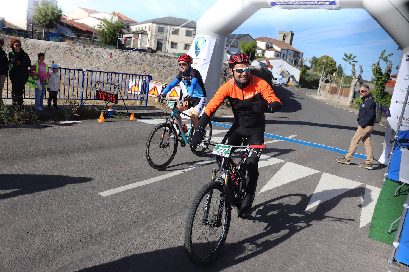 Doscientos corredores disfrutan del Desafío BTT de Fuentes de Béjar