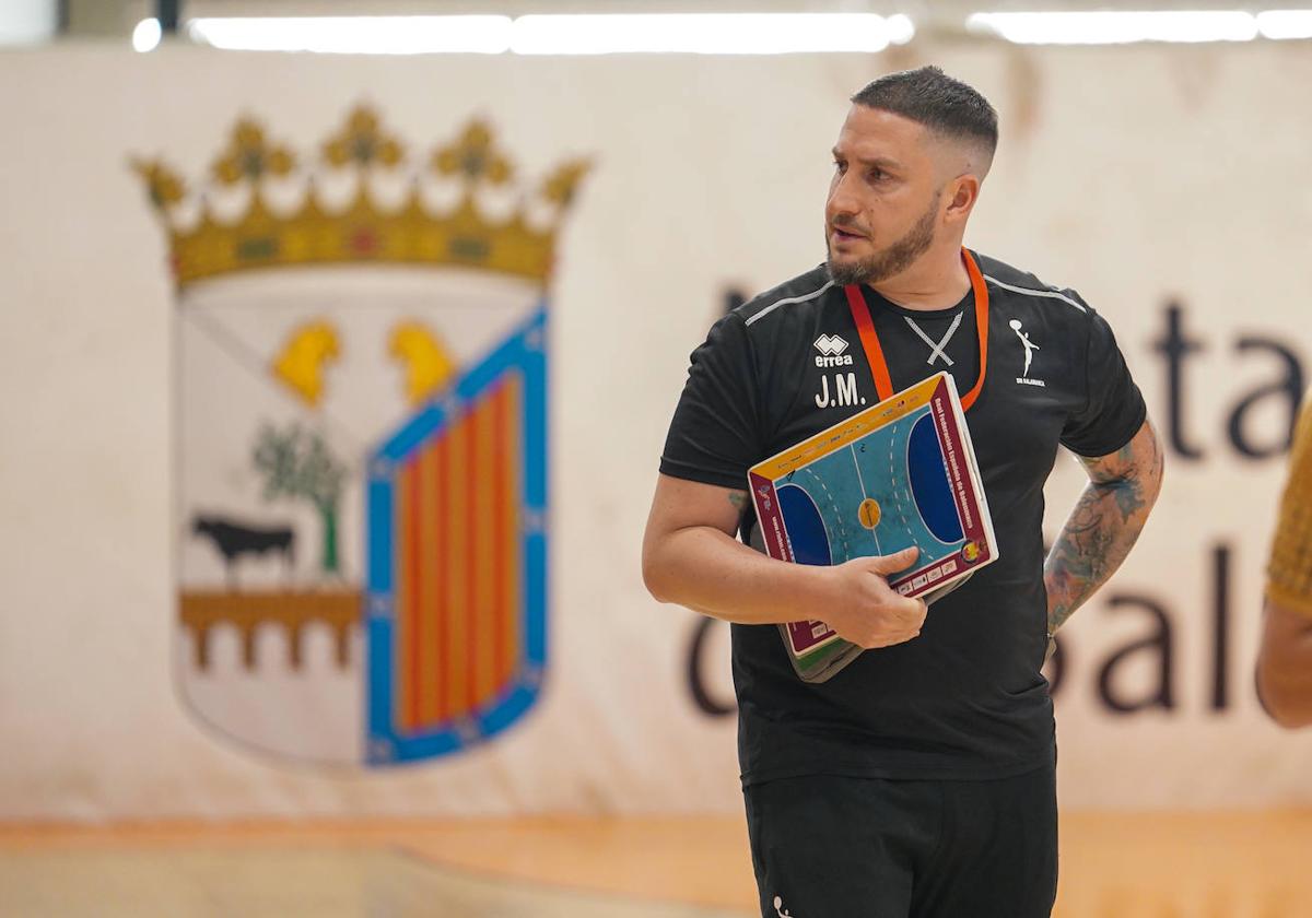 Juan Martín del Boca, con la pizarra en la mano durante una sesión de entrenamiento en el Río Tormes.